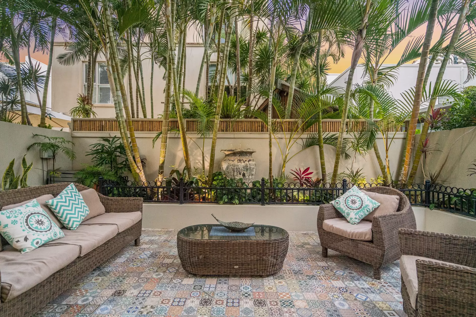 2/35 Hughes Avenue, Main Beach Sold by Queensland Sotheby's International Realty - image 1