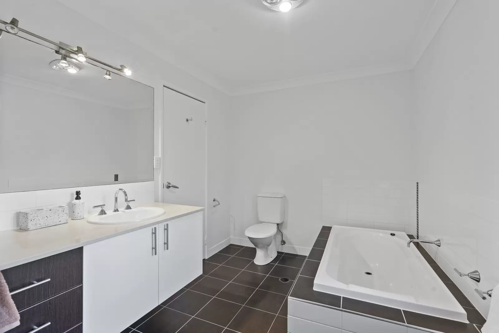 25 Burnham Road, Bardon Sold by  - image 1
