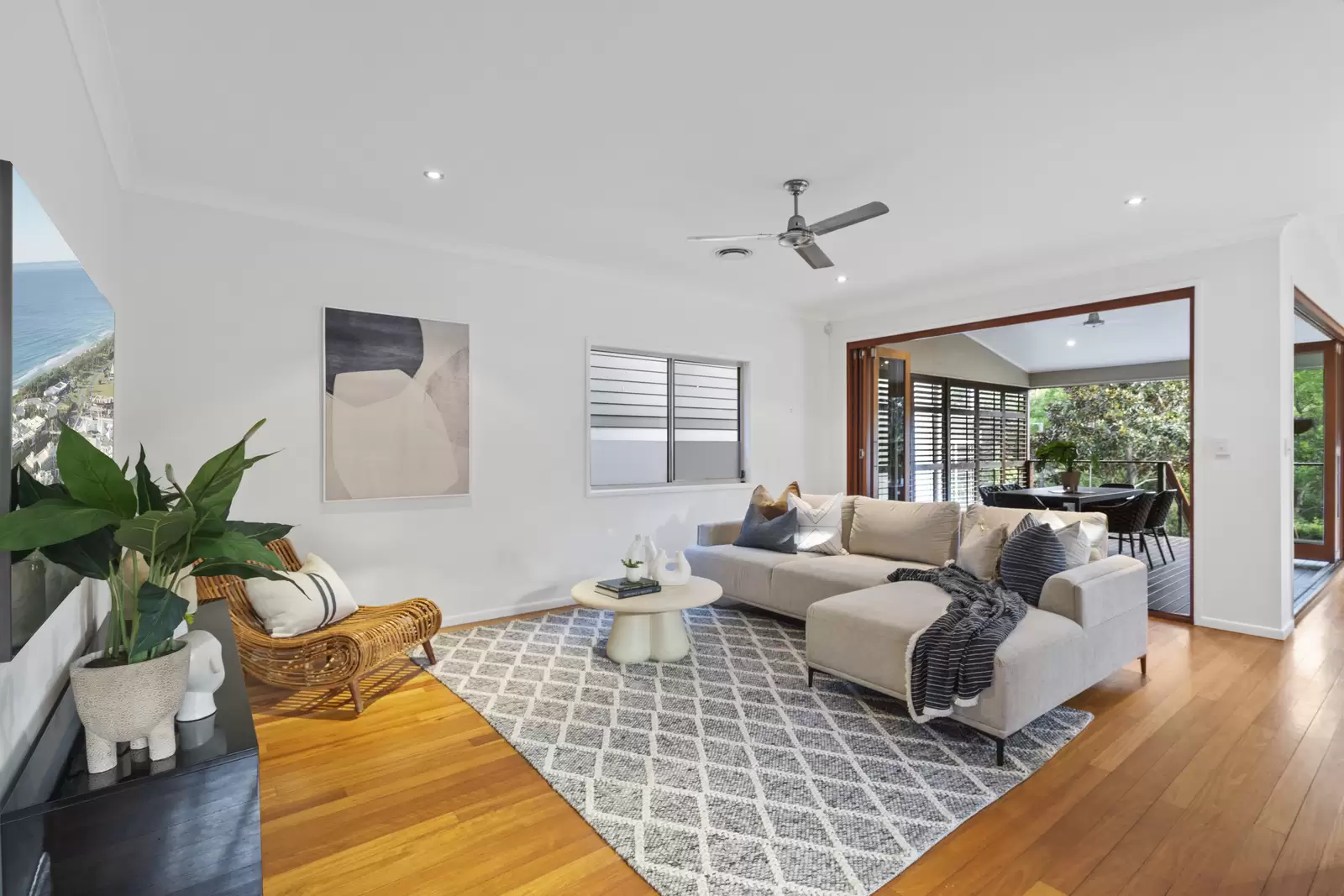 25 Burnham Road, Bardon Sold by  - image 1