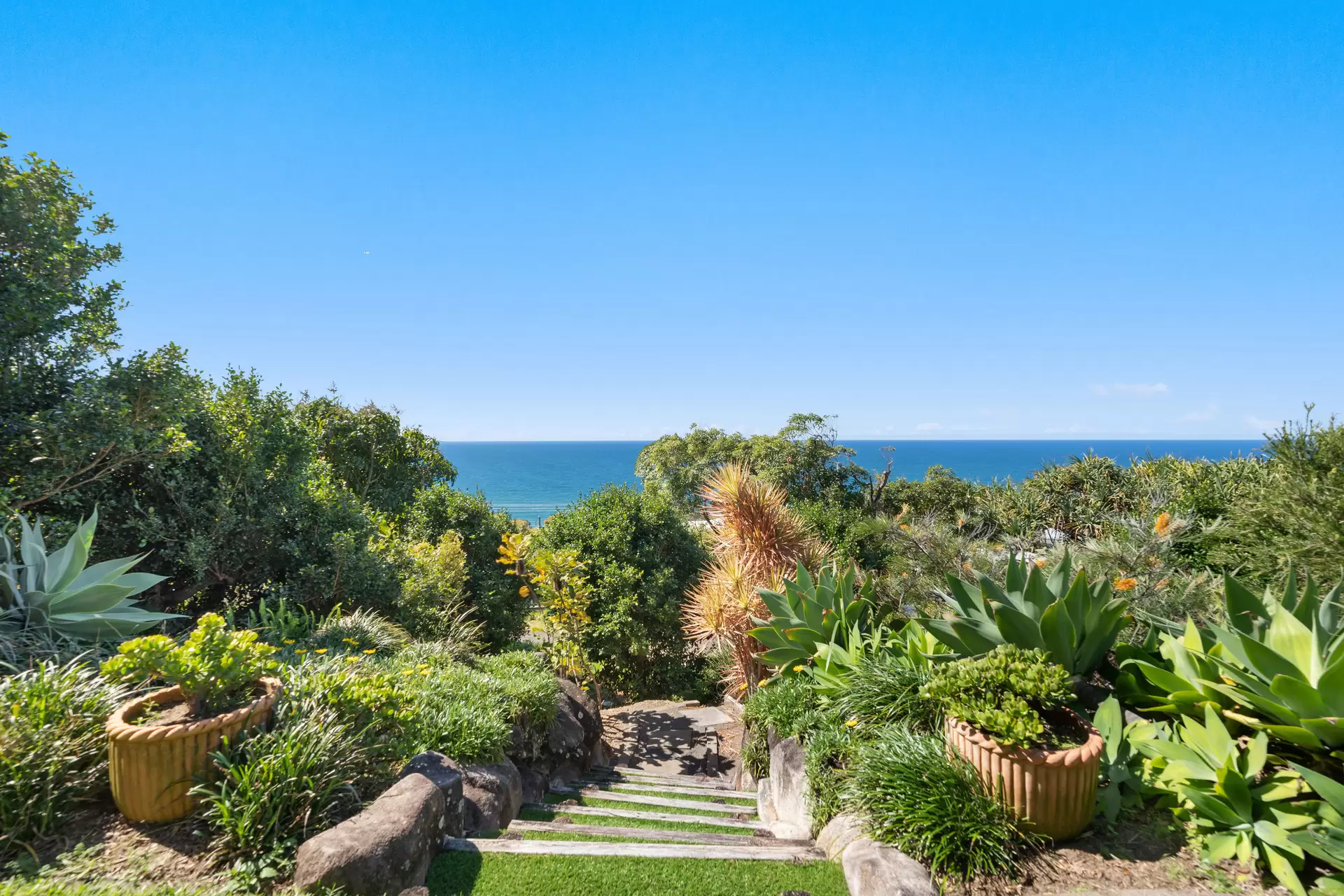 8 Majestic Court, Coolum Beach Sold by Queensland Sotheby's International Realty - image 1
