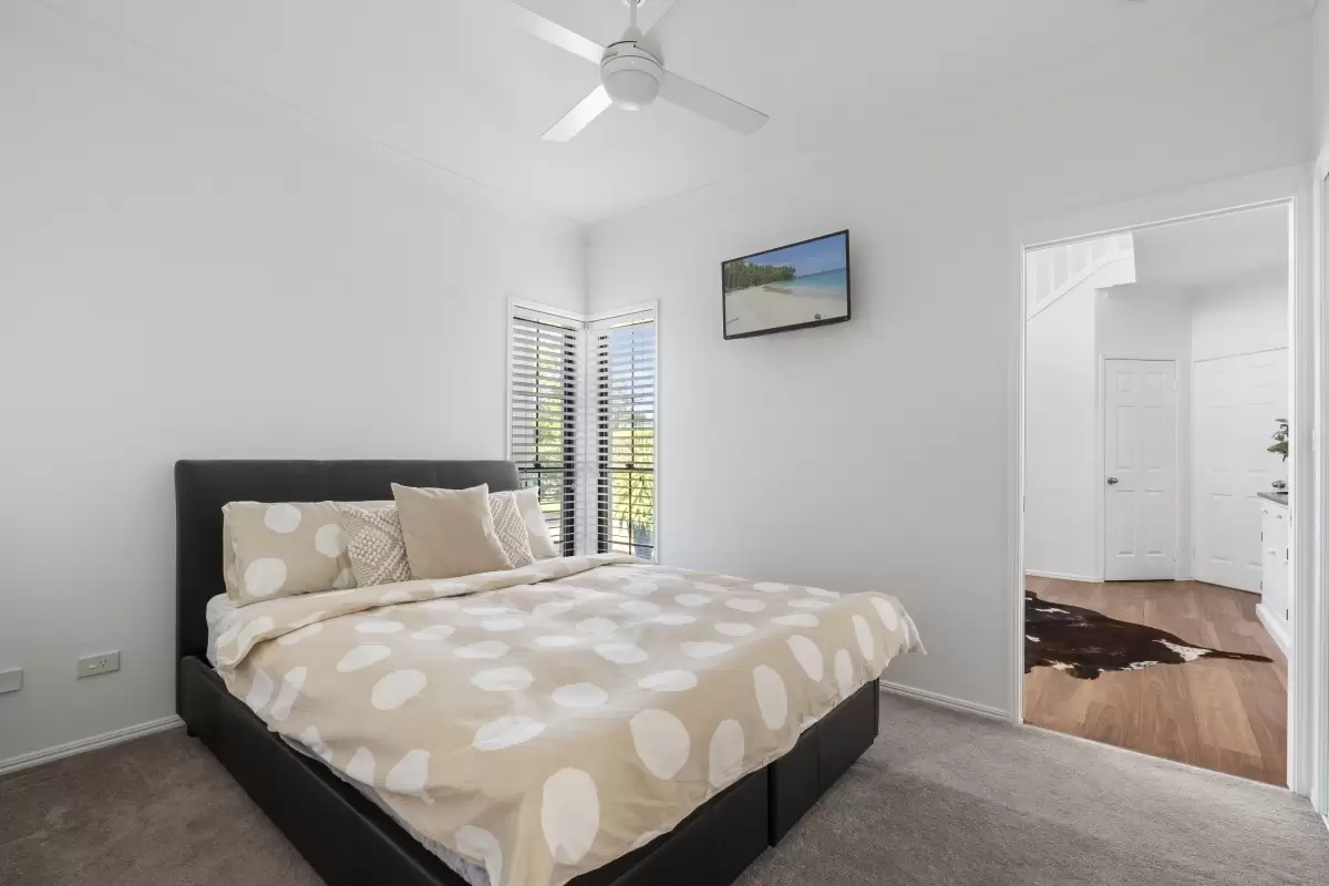 17 Calmwater Crescent, Helensvale Sold by  - image 1