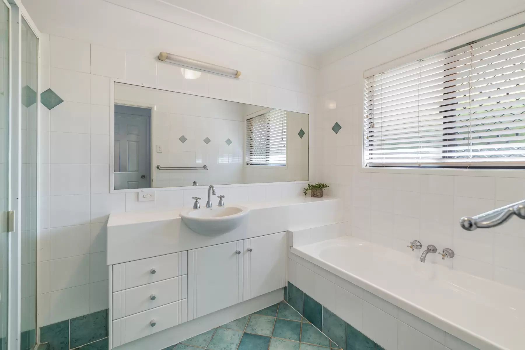14 Lookout Court, Victoria Point Sold by Queensland Sotheby's International Realty - image 1