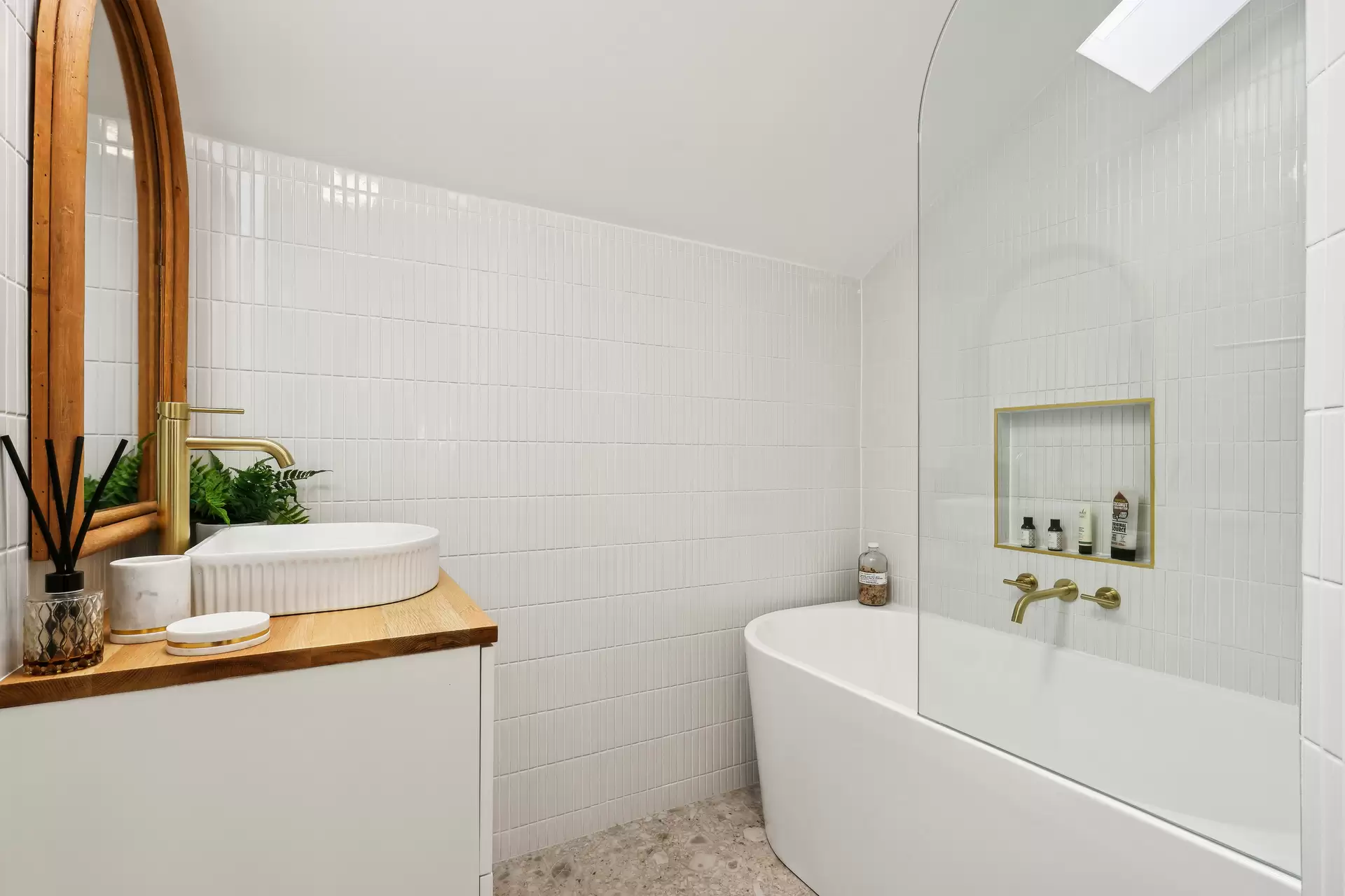 8/28 Chester Terrace, Southport Sold by Queensland Sotheby's International Realty - image 1
