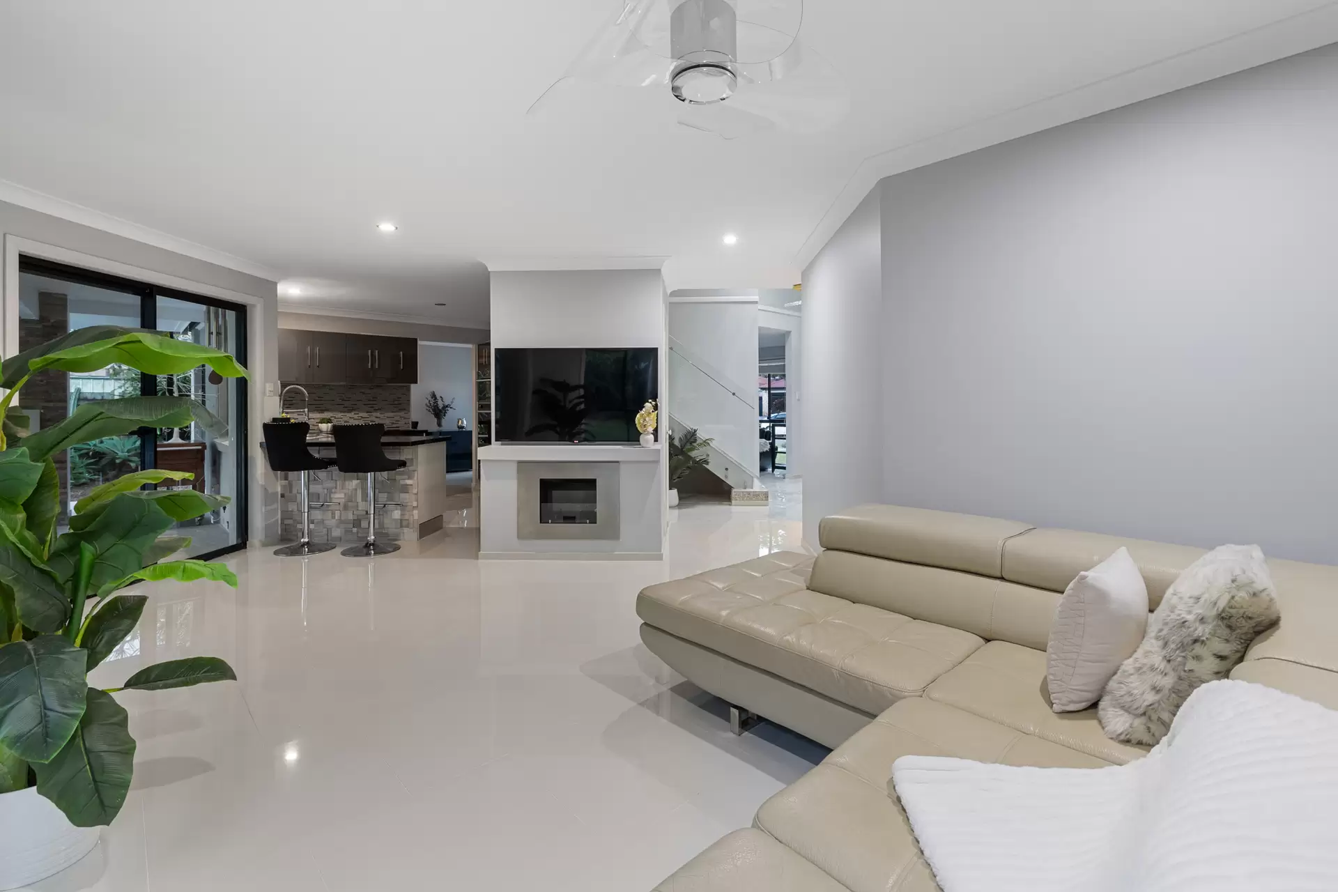 47 The Boulevard, Redland Bay Sold by Queensland Sotheby's International Realty - image 1