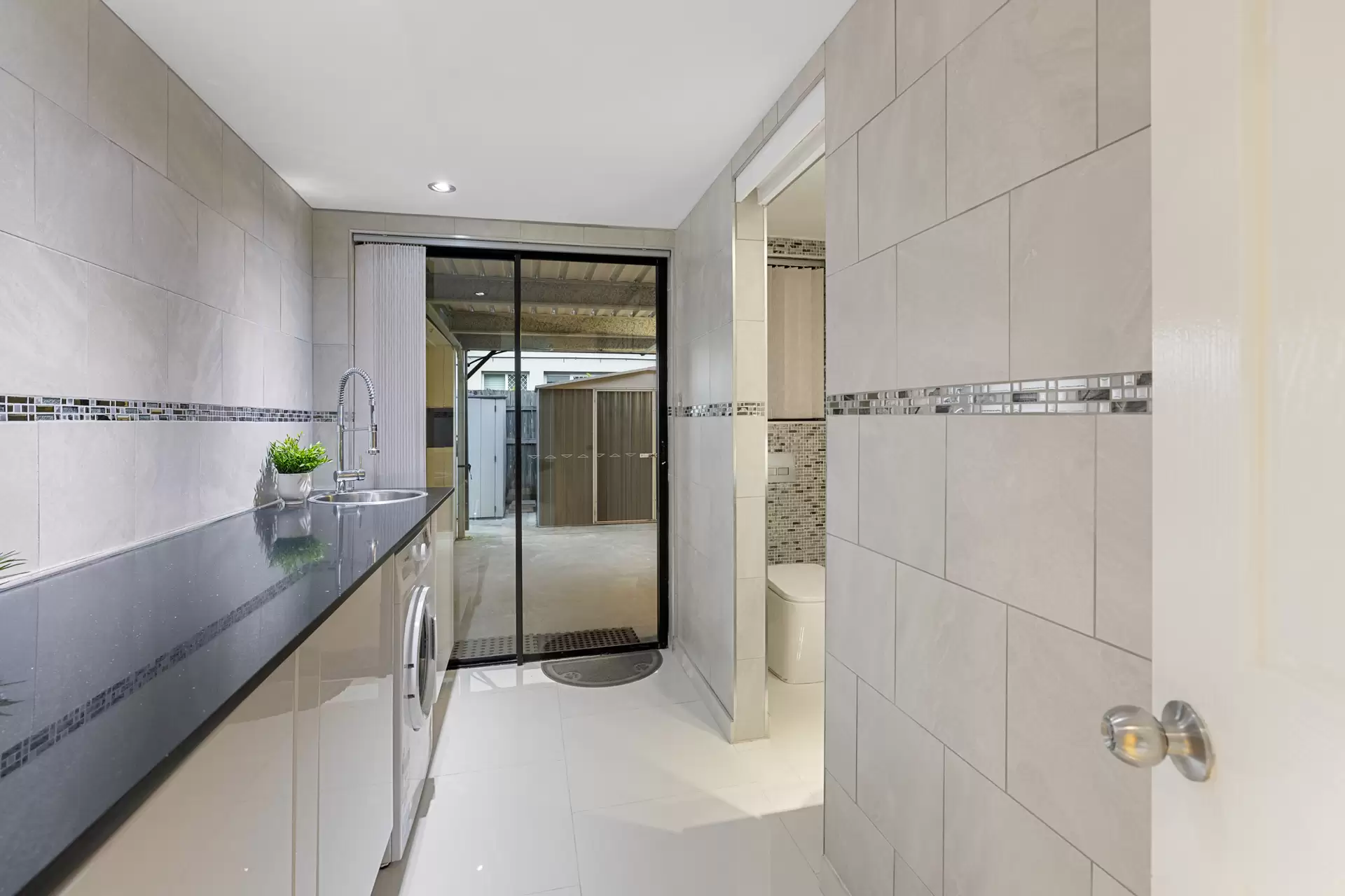 47 The Boulevard, Redland Bay Sold by Queensland Sotheby's International Realty - image 1