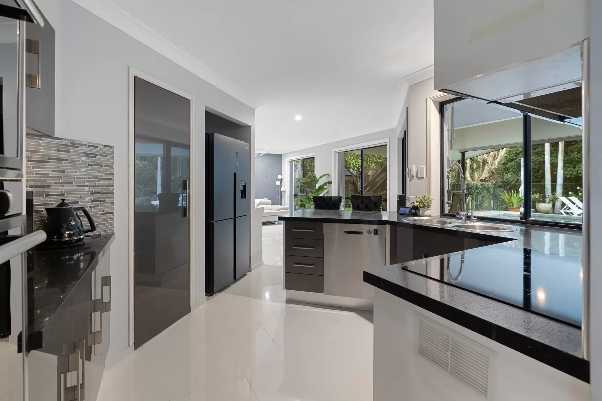 47 The Boulevard, Redland Bay Sold by Queensland Sotheby's International Realty - image 1