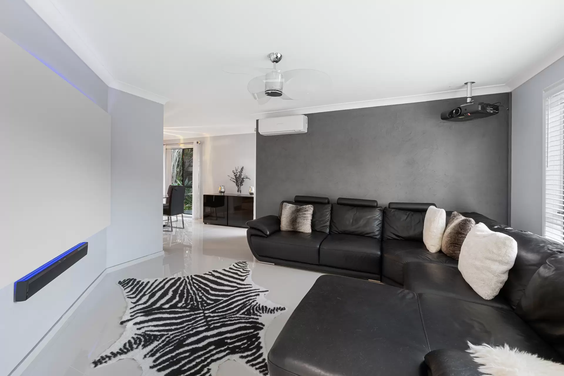 47 The Boulevard, Redland Bay Sold by Queensland Sotheby's International Realty - image 1