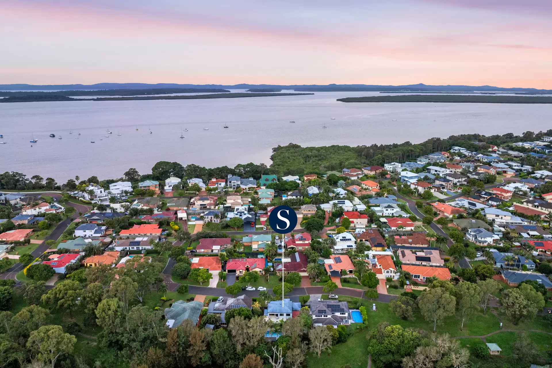 47 The Boulevard, Redland Bay Sold by Queensland Sotheby's International Realty - image 1