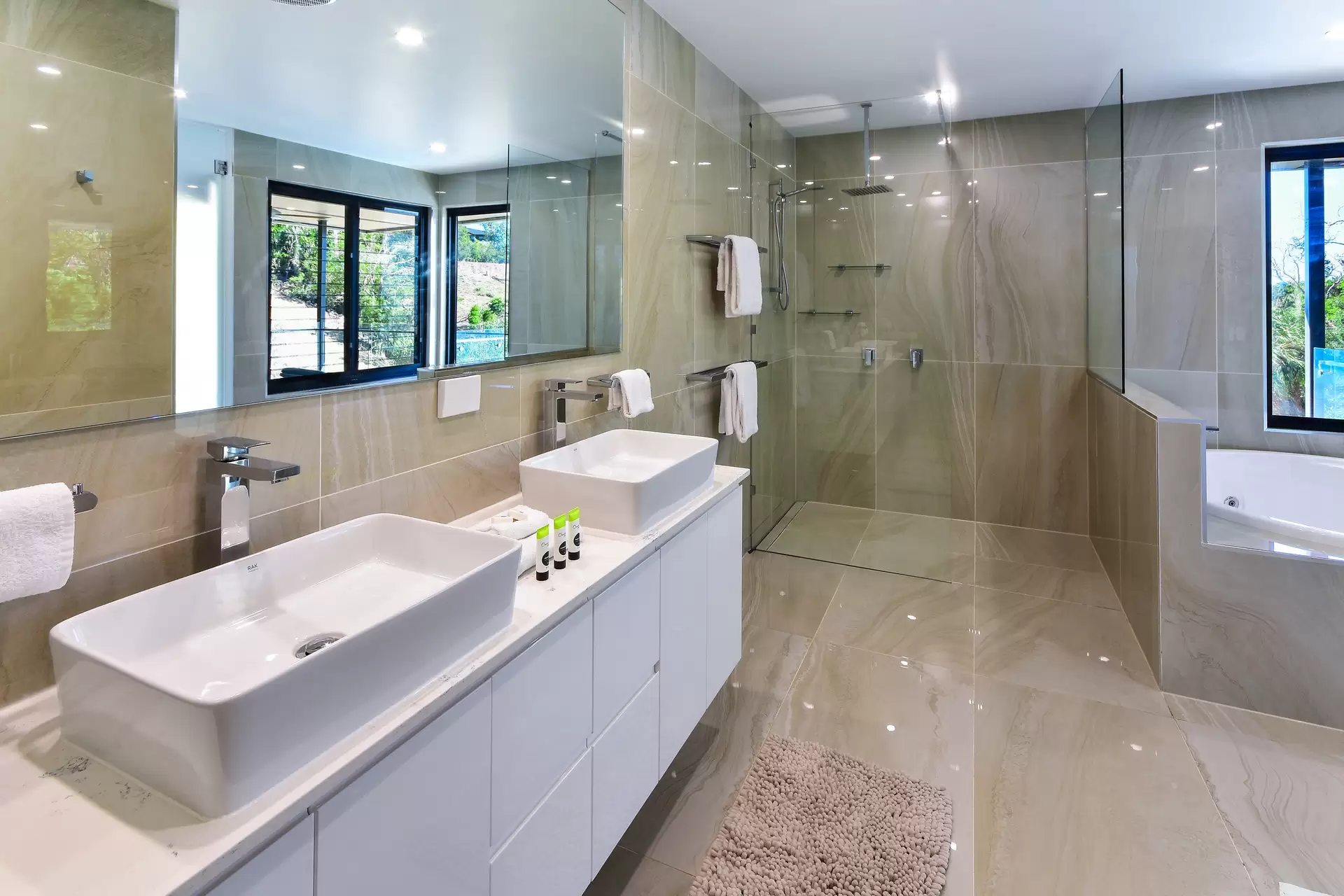 8/6 Acacia Drive, Hamilton Island Sold by Queensland Sotheby's International Realty - image 1
