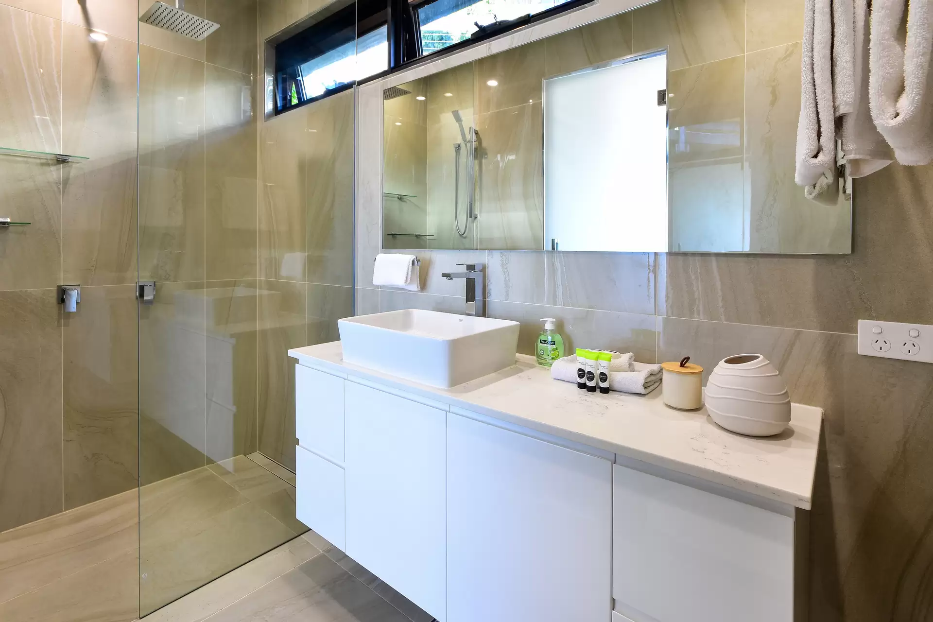 8/6 Acacia Drive, Hamilton Island Sold by Queensland Sotheby's International Realty - image 1