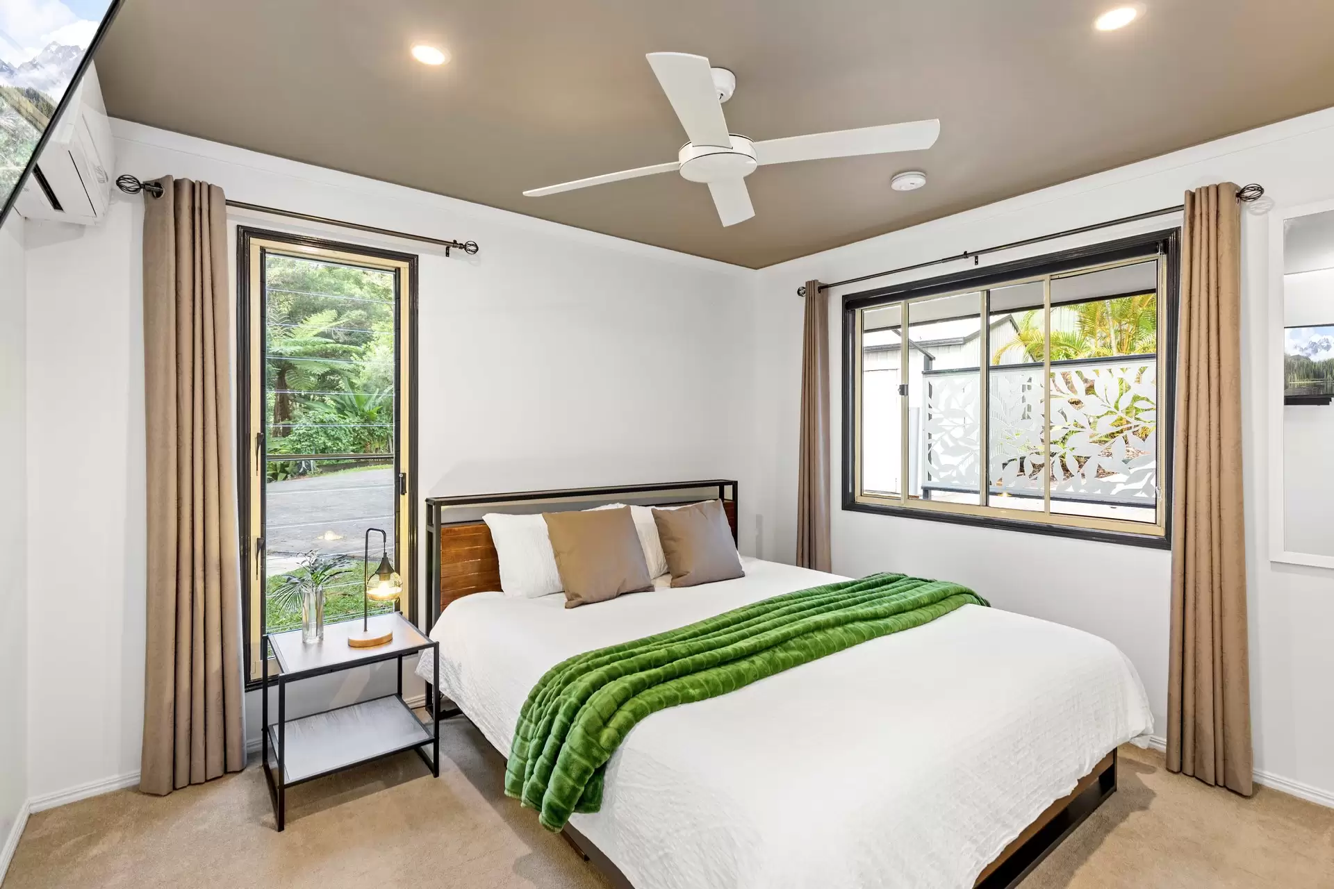 29-35 Seymour Close, Rosemount Sold by Queensland Sotheby's International Realty - image 1