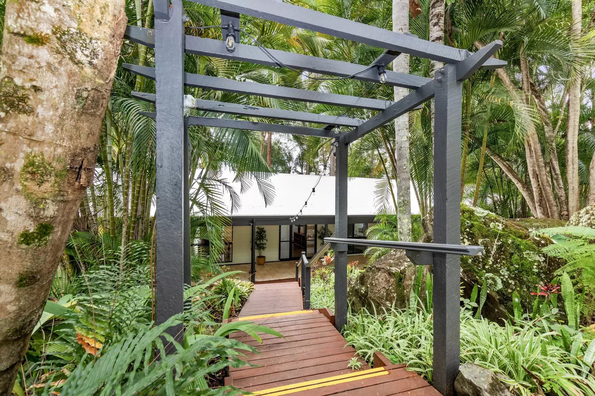 29-35 Seymour Close, Rosemount Sold by Queensland Sotheby's International Realty - image 1