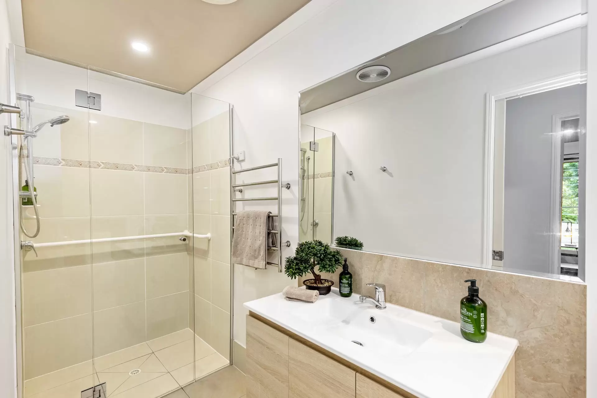 29-35 Seymour Close, Rosemount Sold by Queensland Sotheby's International Realty - image 1