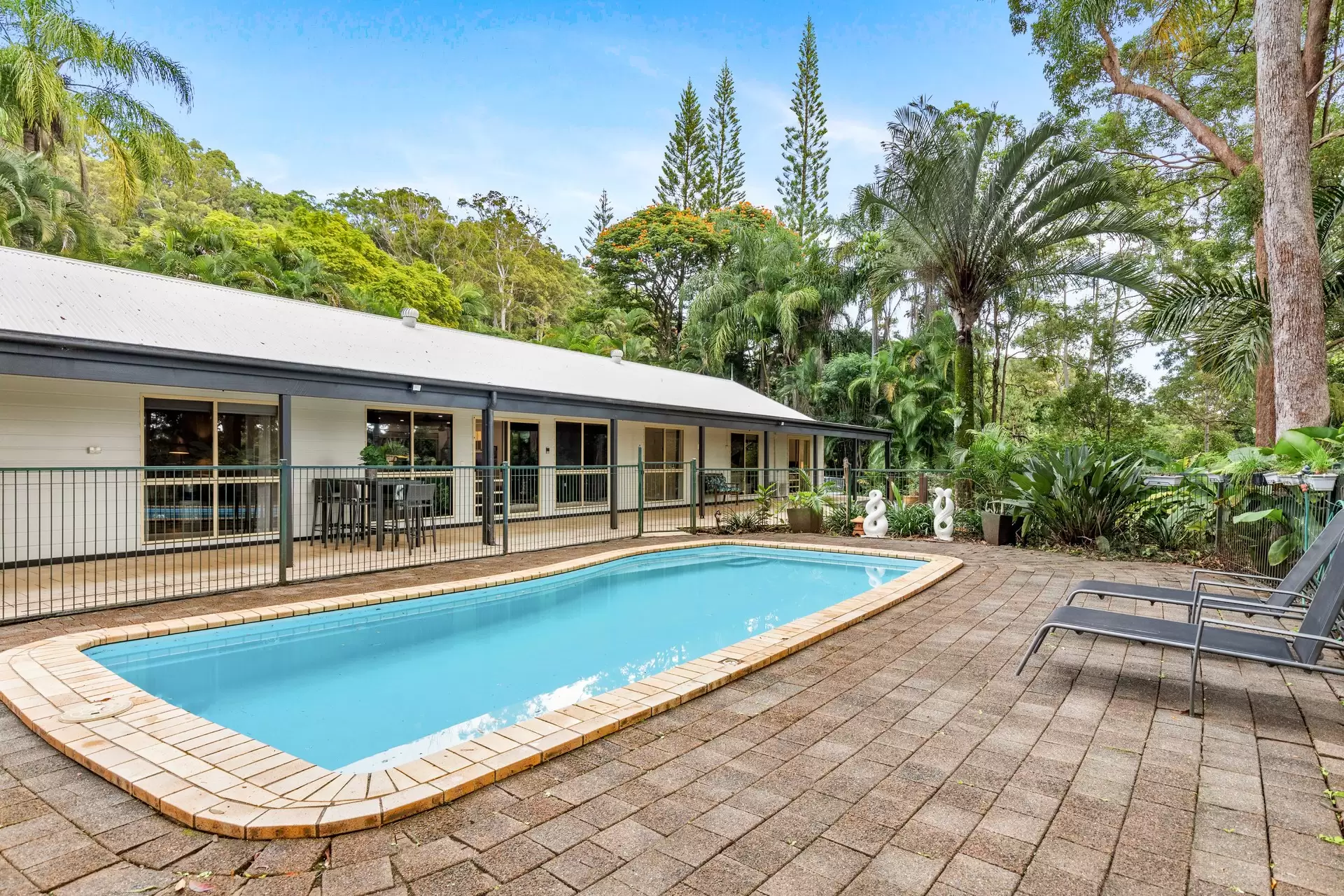 29-35 Seymour Close, Rosemount Sold by Queensland Sotheby's International Realty - image 1