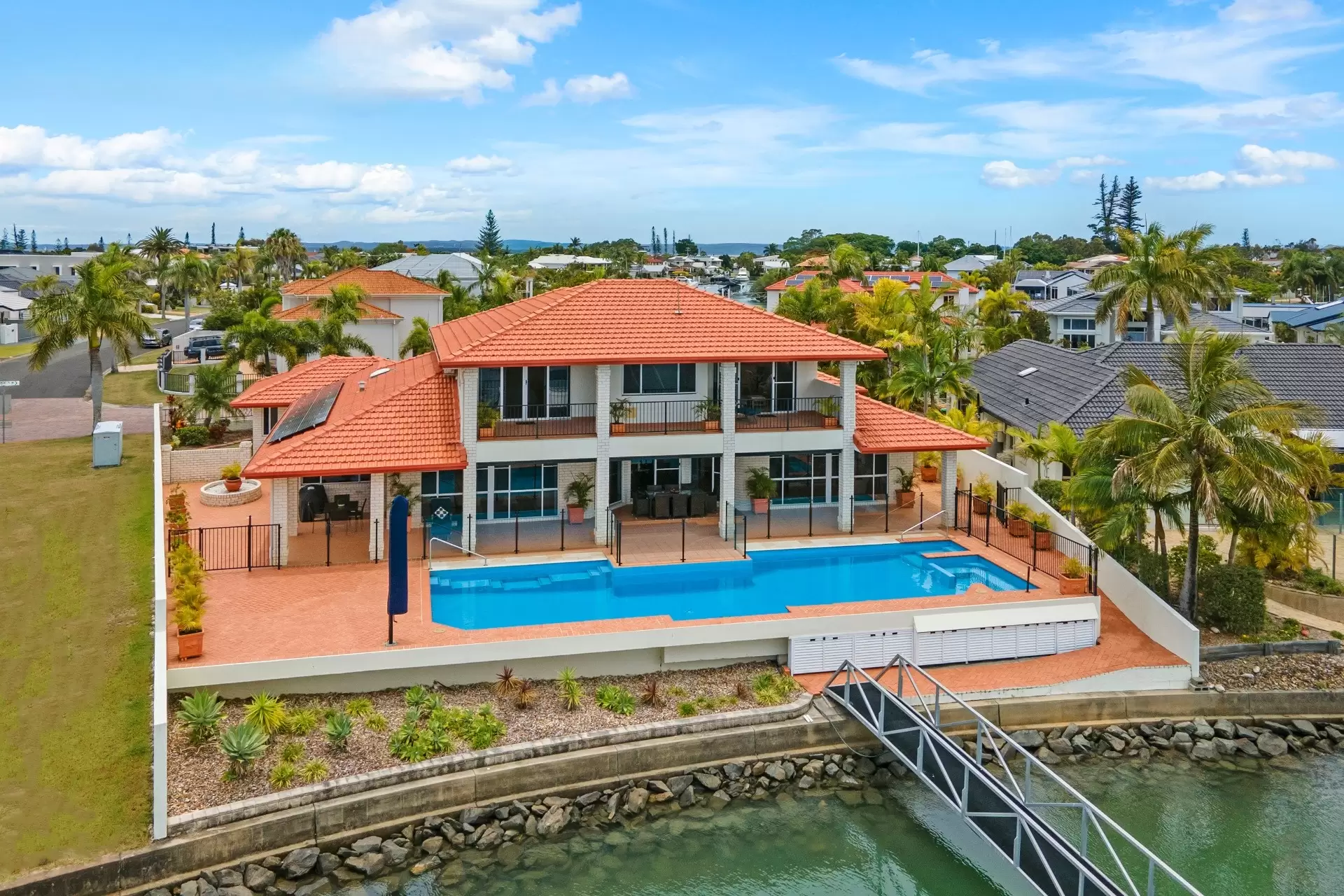 24 Piermont Place, Raby Bay Sold by  - image 1