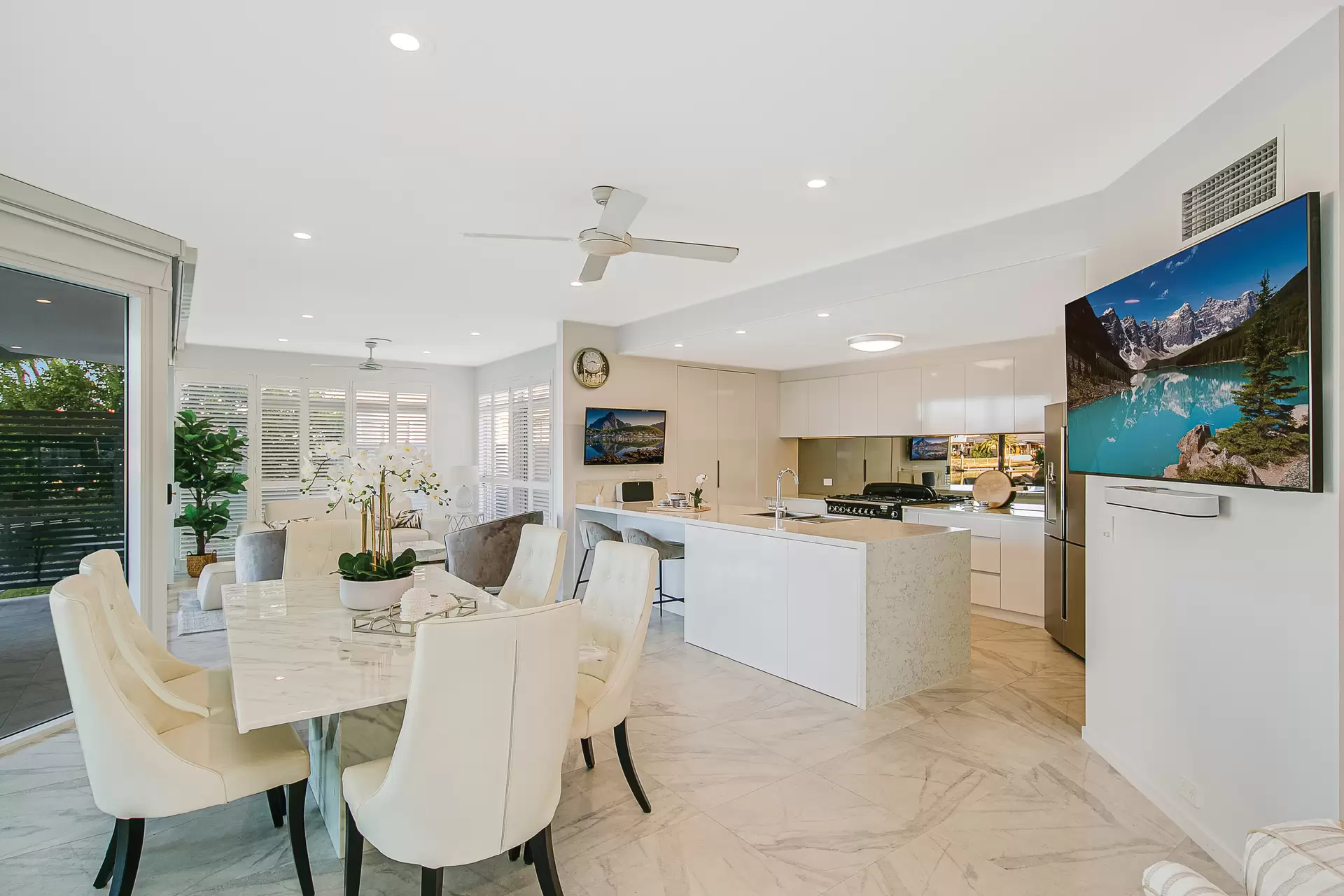 8 Captains Court, Raby Bay Sold by Queensland Sotheby's International Realty - image 1