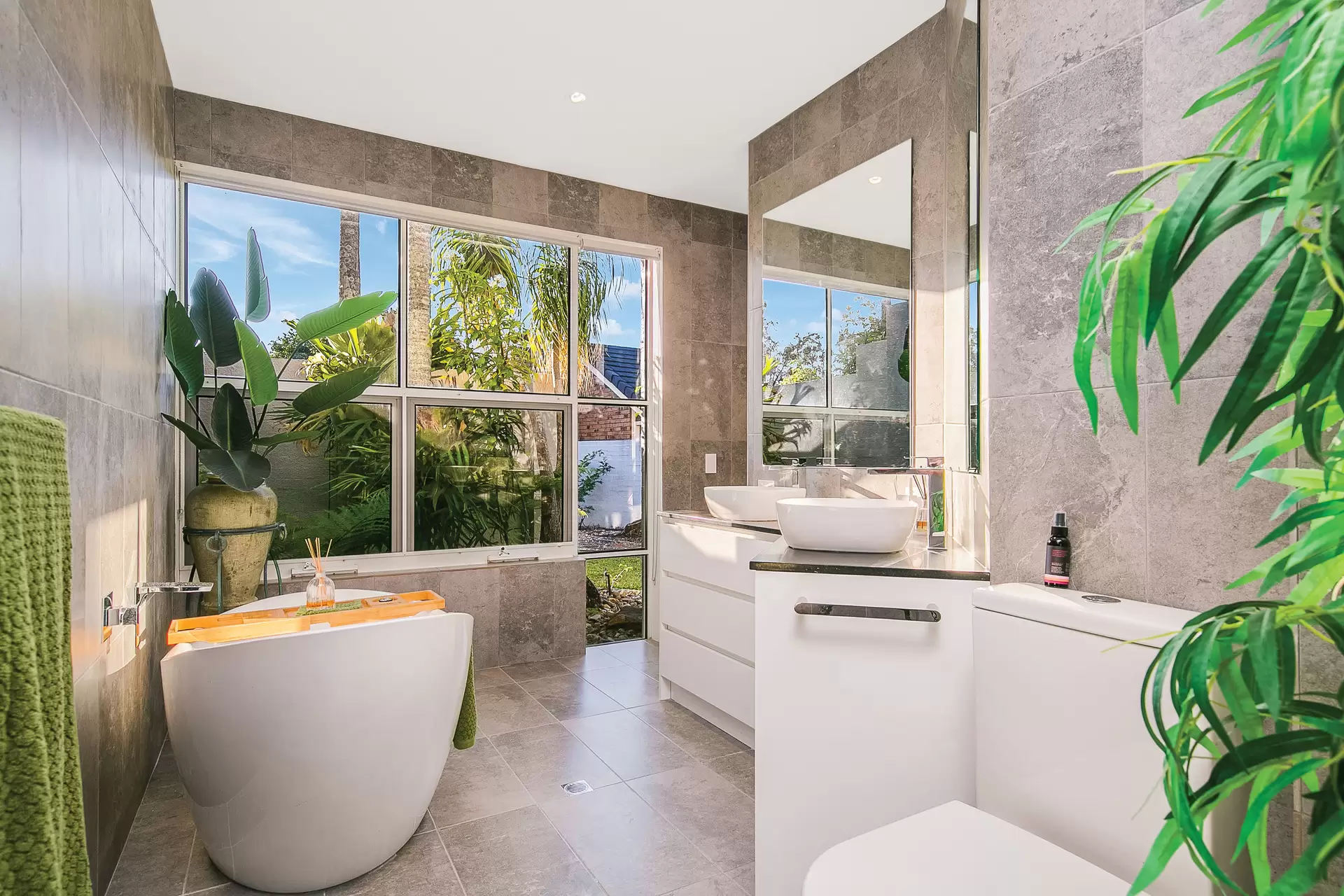 8 Captains Court, Raby Bay Sold by Queensland Sotheby's International Realty - image 1