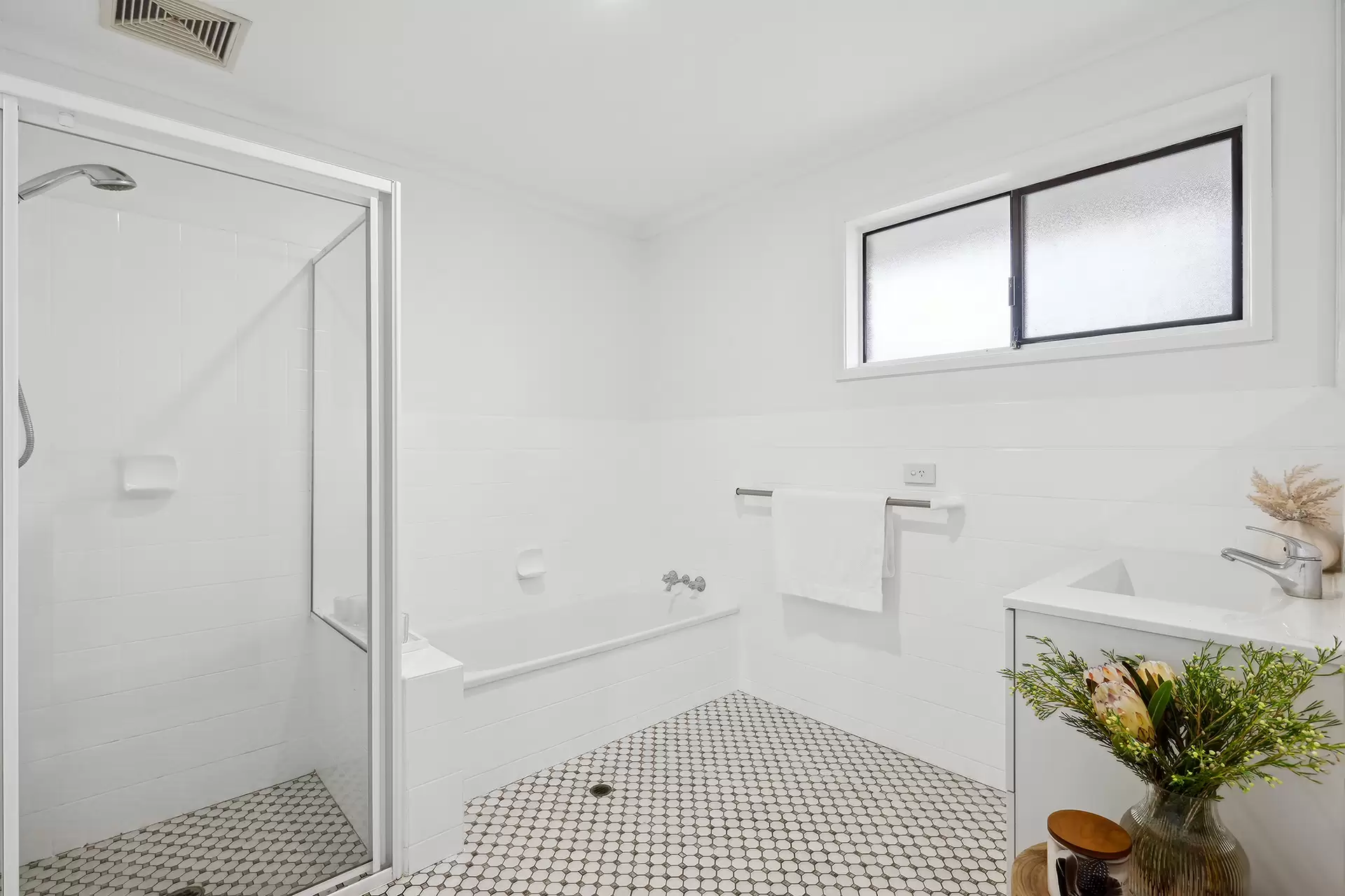2/38 Tallebudgera Drive, Palm Beach Sold by  - image 1