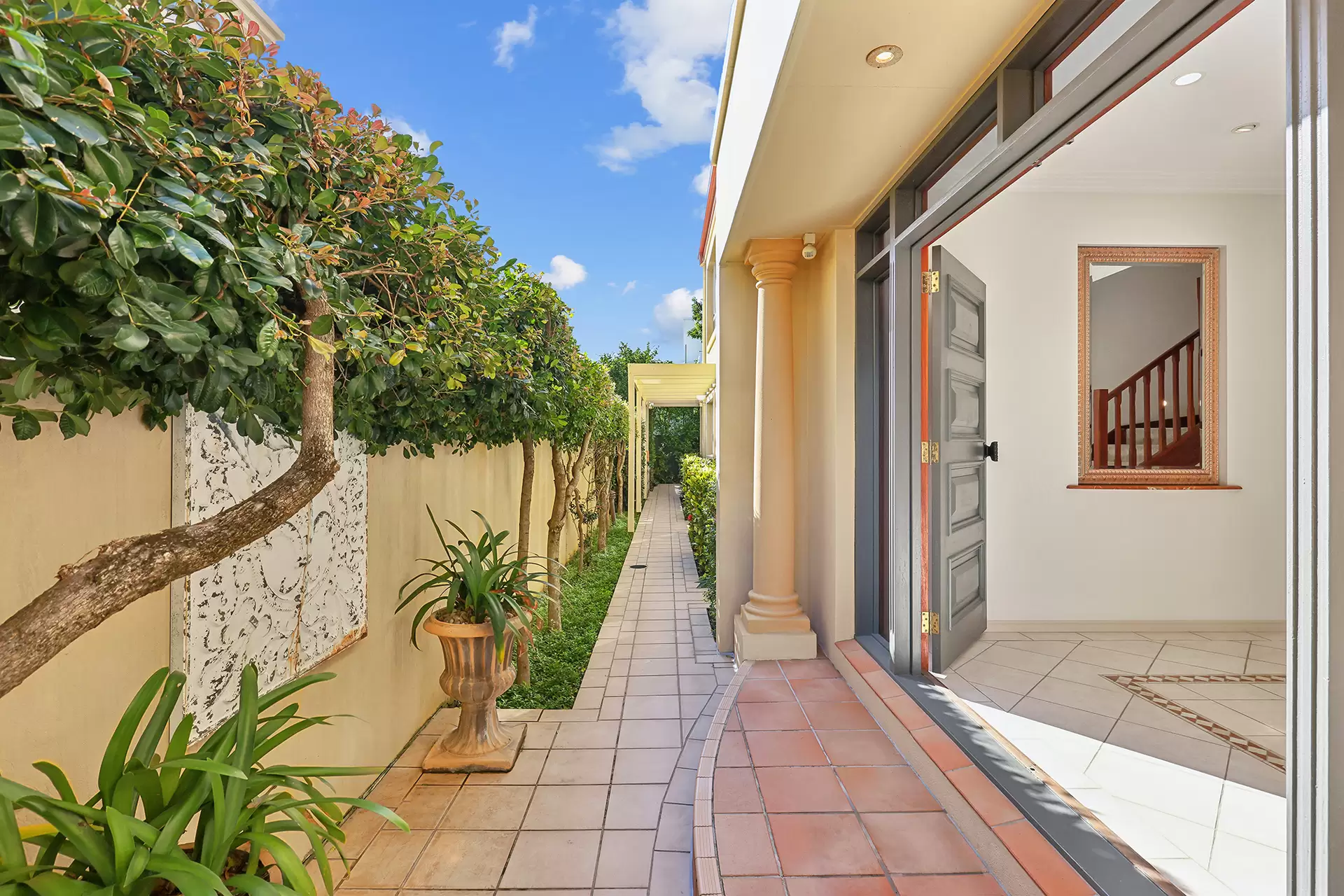 Villa 1/37 Hughes Avenue, Main Beach Sold by Queensland Sotheby's International Realty - image 1