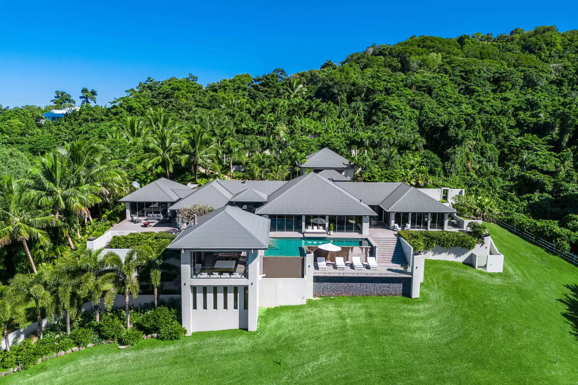 8/73 Explorers Drive, South Mission Beach Sold by Queensland Sotheby's International Realty - image 1