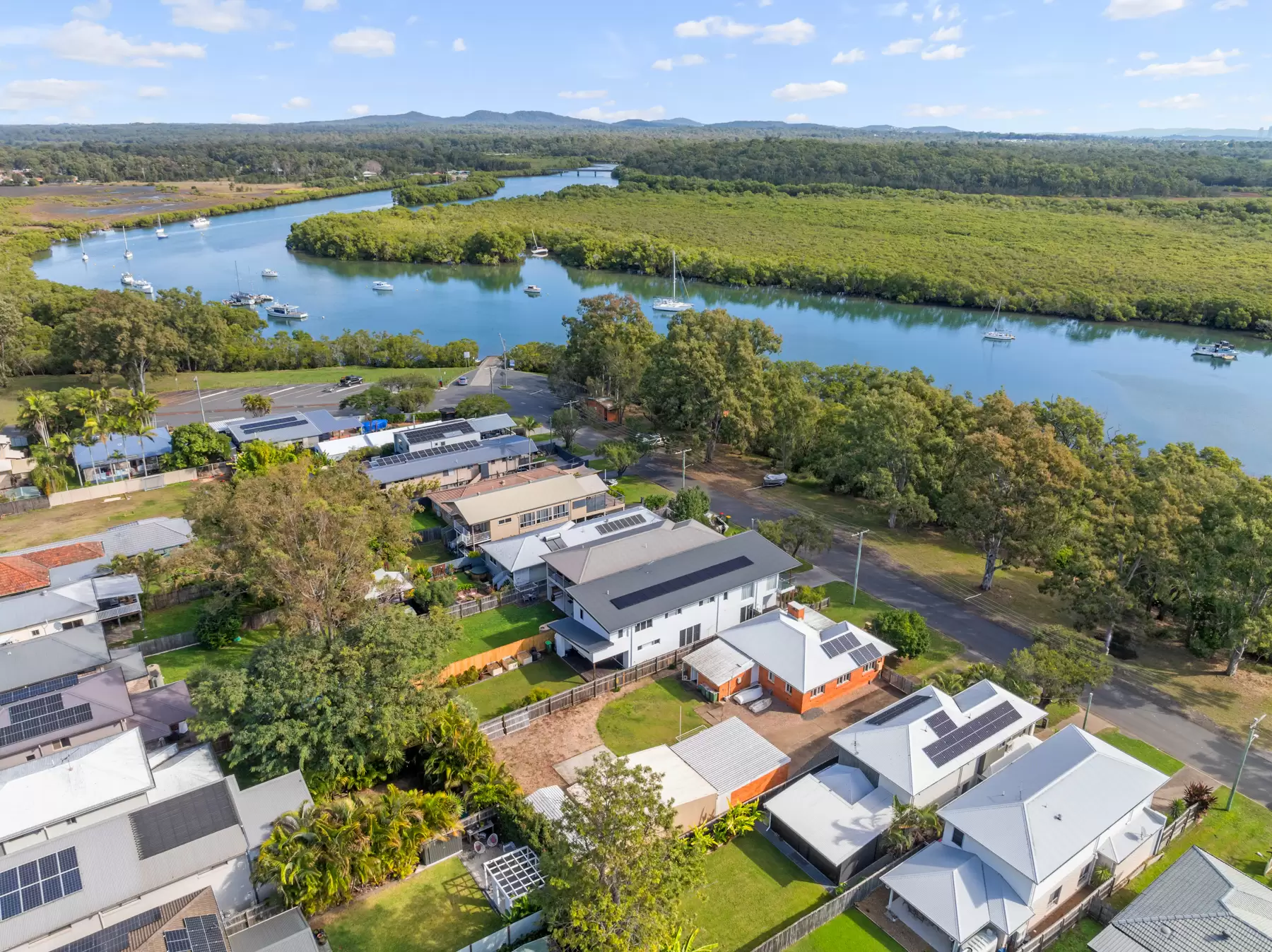 112-114 Queens Esplanade, Thorneside Sold by Queensland Sotheby's International Realty - image 1