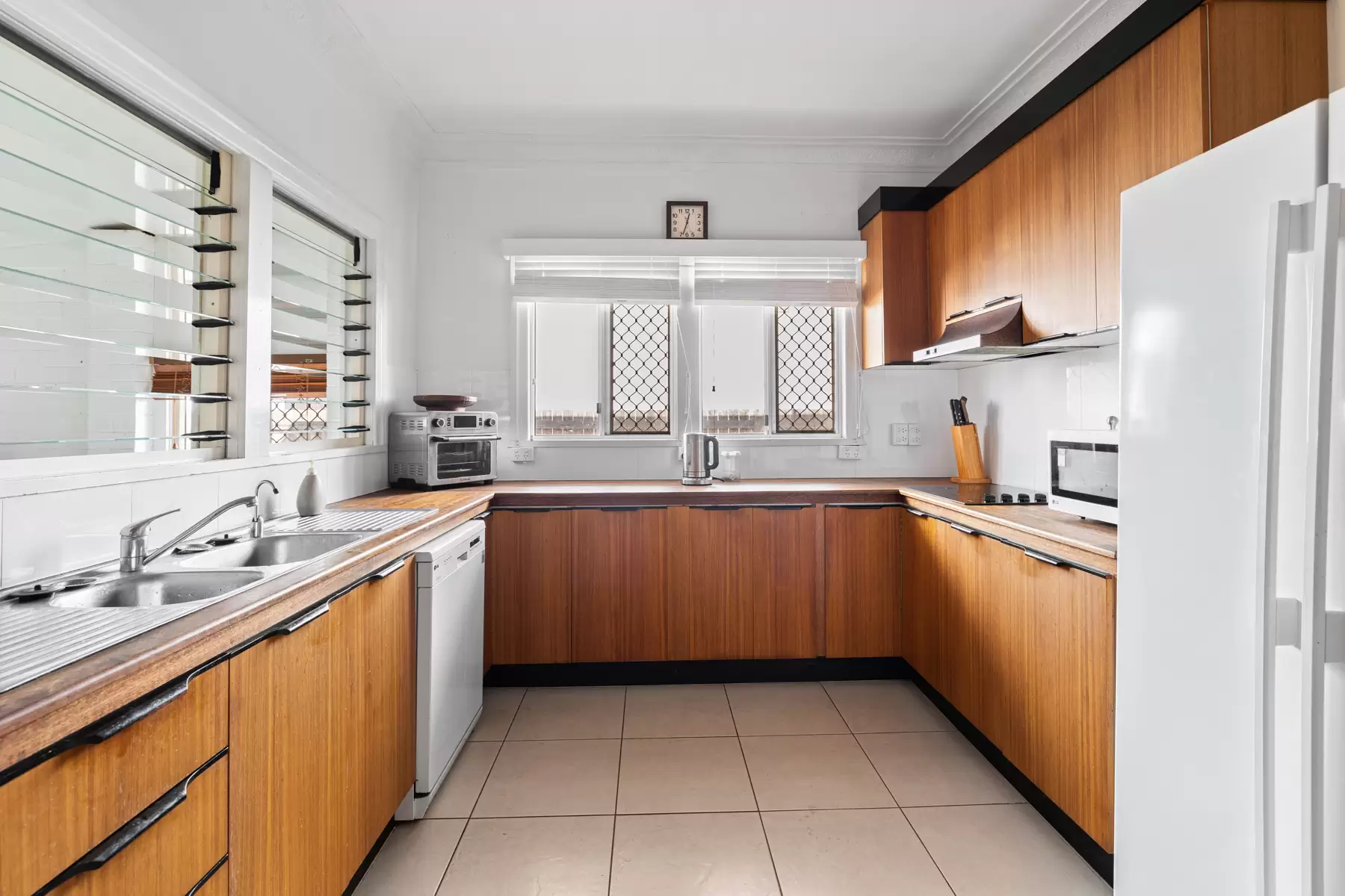 112-114 Queens Esplanade, Thorneside Sold by Queensland Sotheby's International Realty - image 1