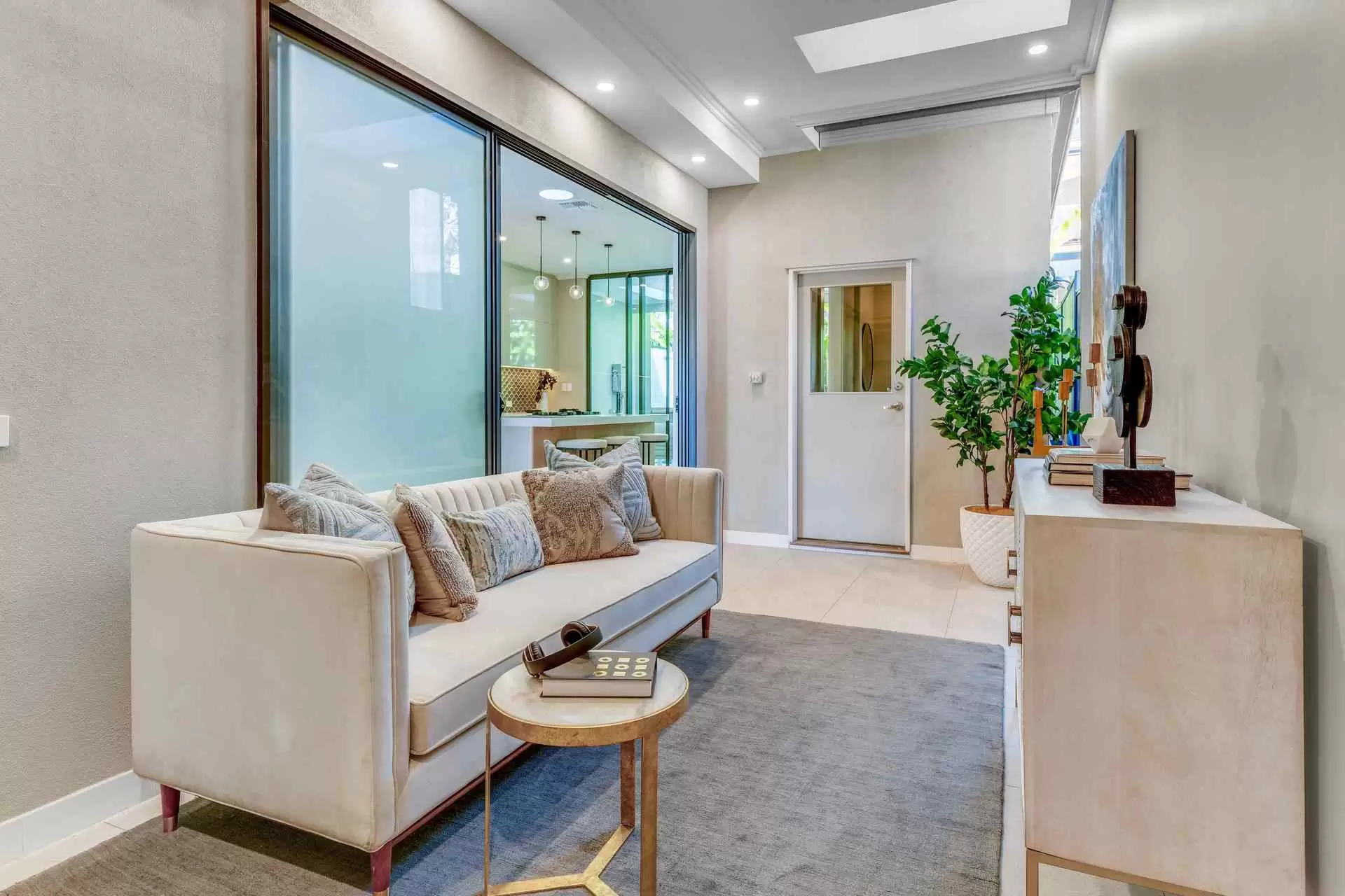 2/34 Salstone Street, Kangaroo Point Sold by Queensland Sotheby's International Realty - image 1