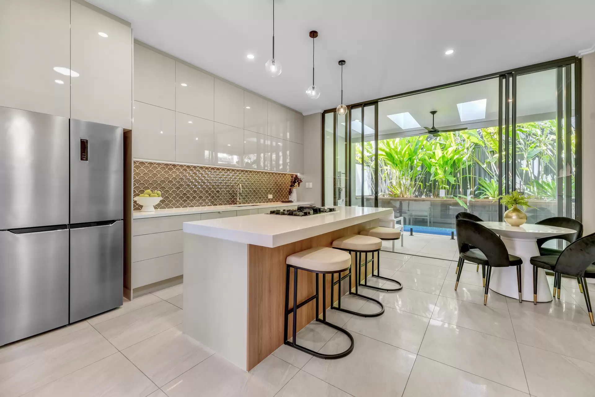 2/34 Salstone Street, Kangaroo Point Sold by  - image 1