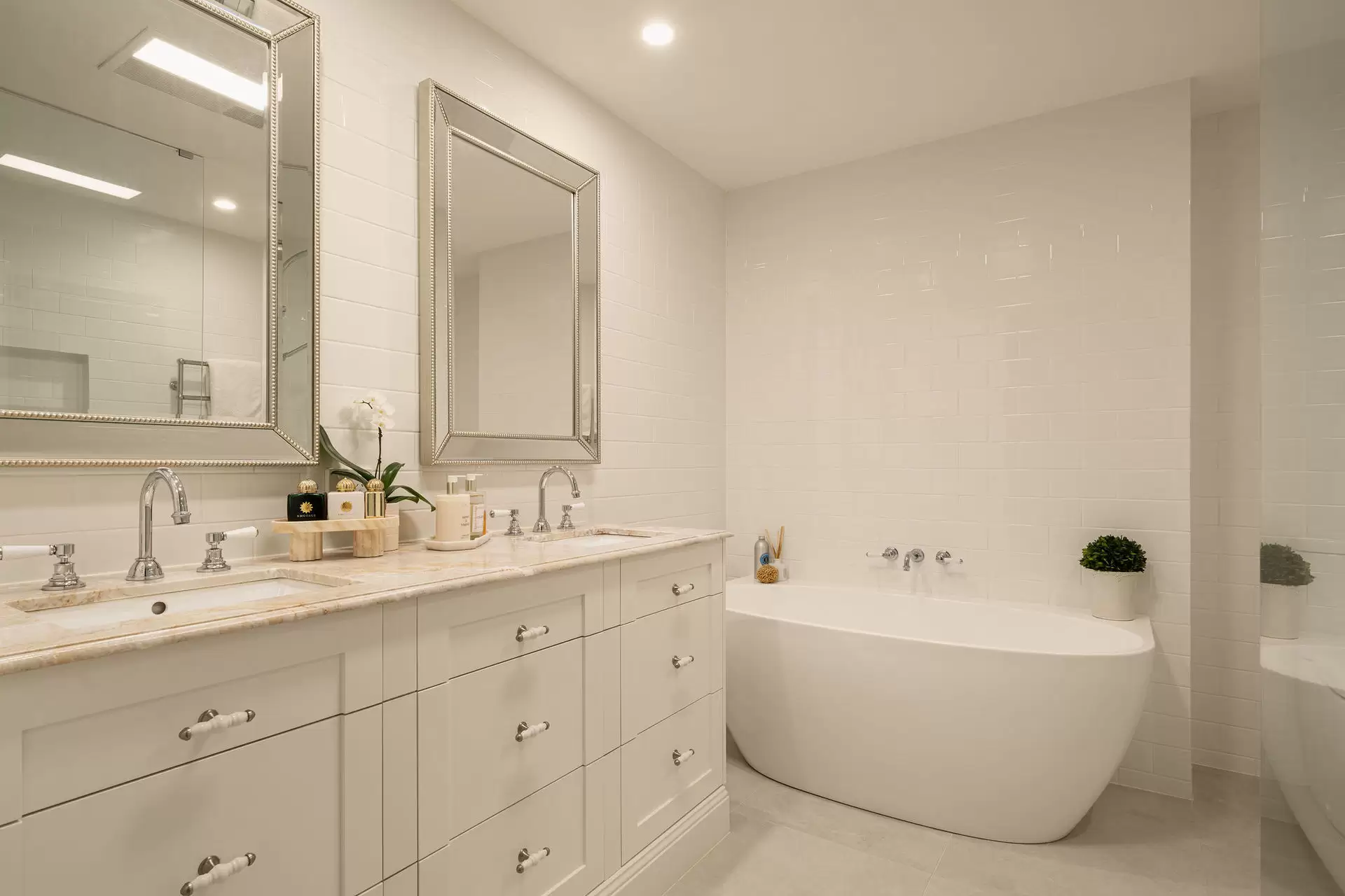 102/241 Wellington Road, East Brisbane Sold by Queensland Sotheby's International Realty - image 1