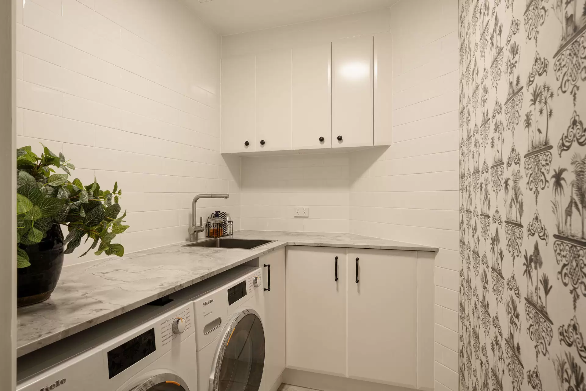 102/241 Wellington Road, East Brisbane Sold by Queensland Sotheby's International Realty - image 1