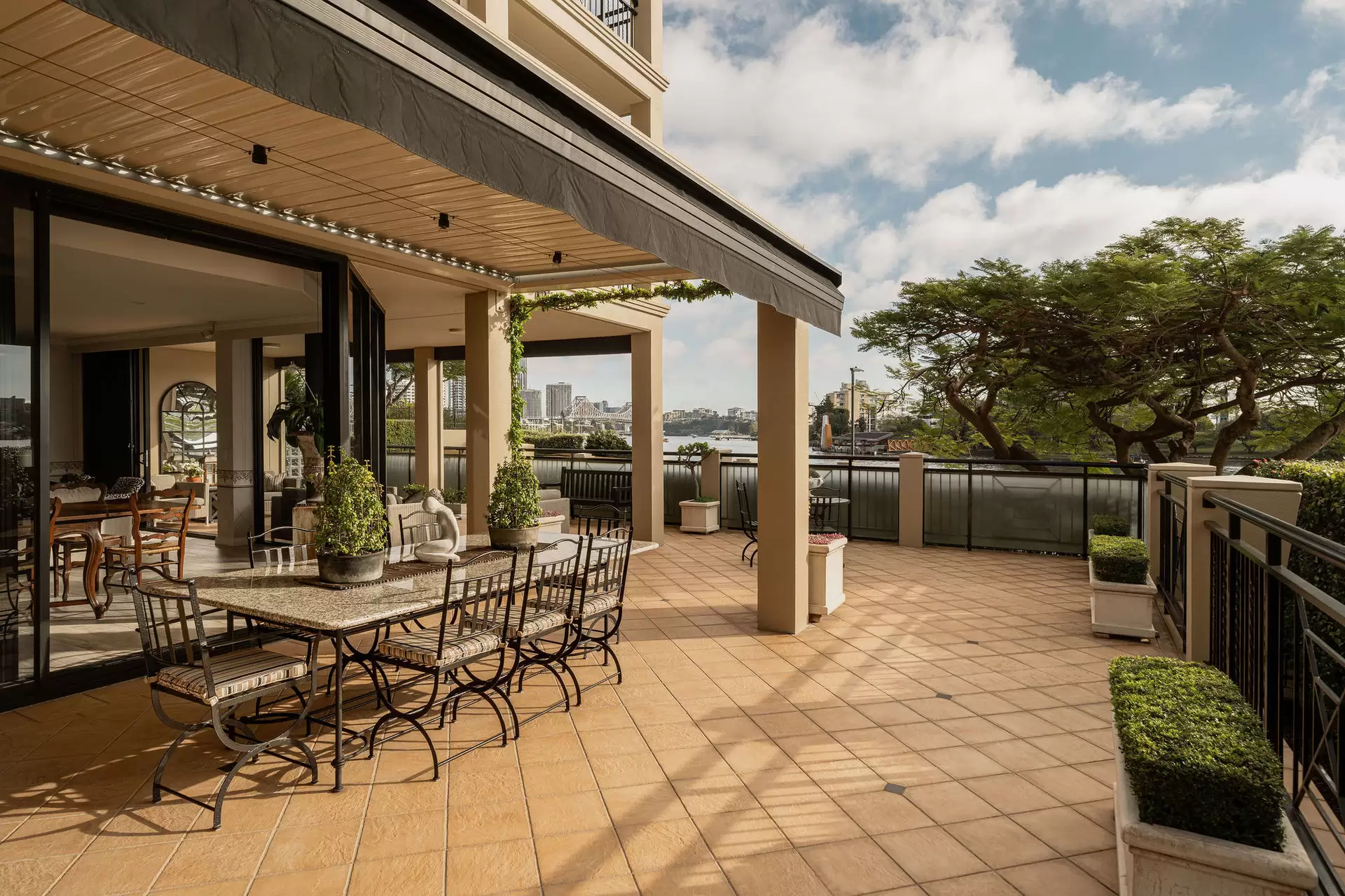 102/241 Wellington Road, East Brisbane Sold by Queensland Sotheby's International Realty - image 1