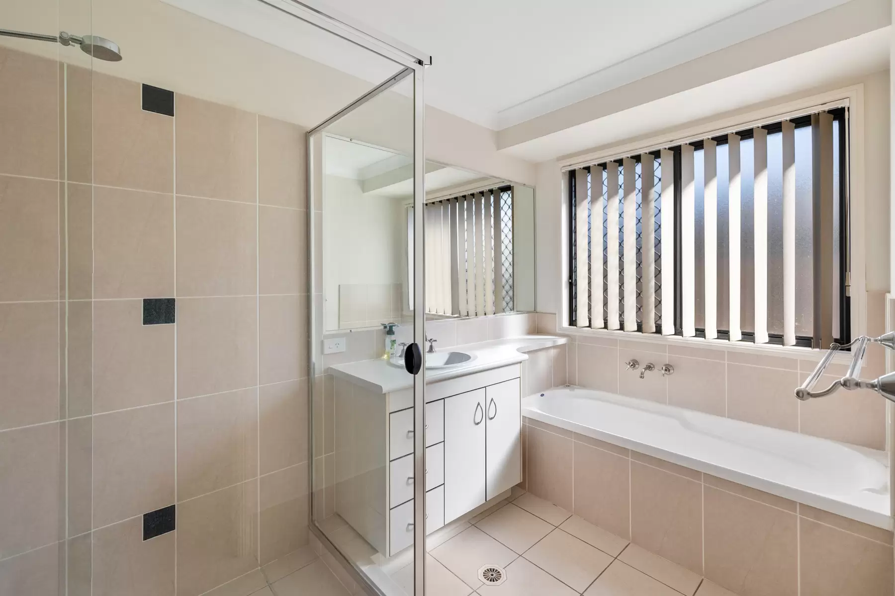 3 Cecilia Close, Thornlands Sold by Queensland Sotheby's International Realty - image 1