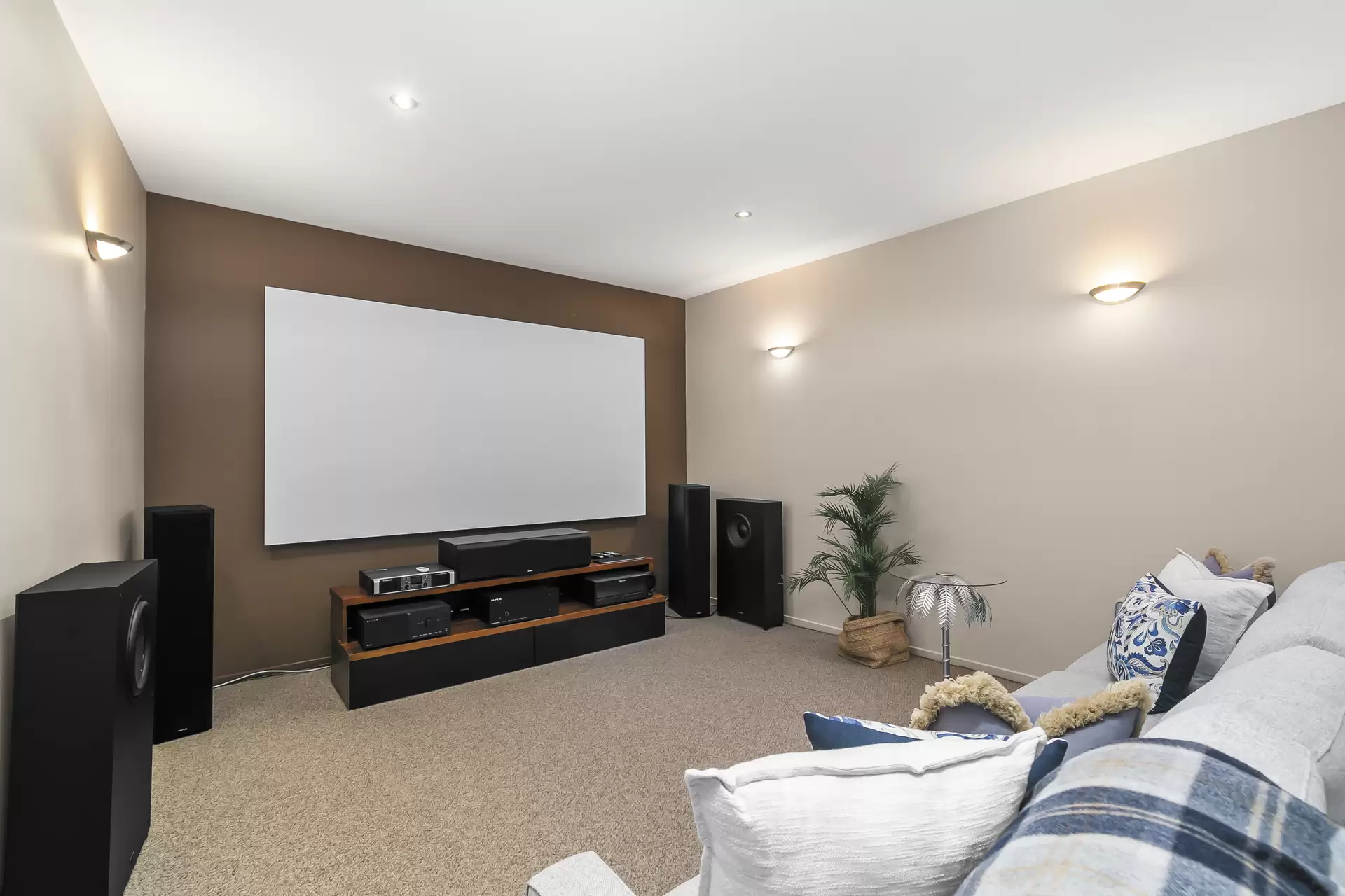32 Caravel Court, Raby Bay Sold by Queensland Sotheby's International Realty - image 1