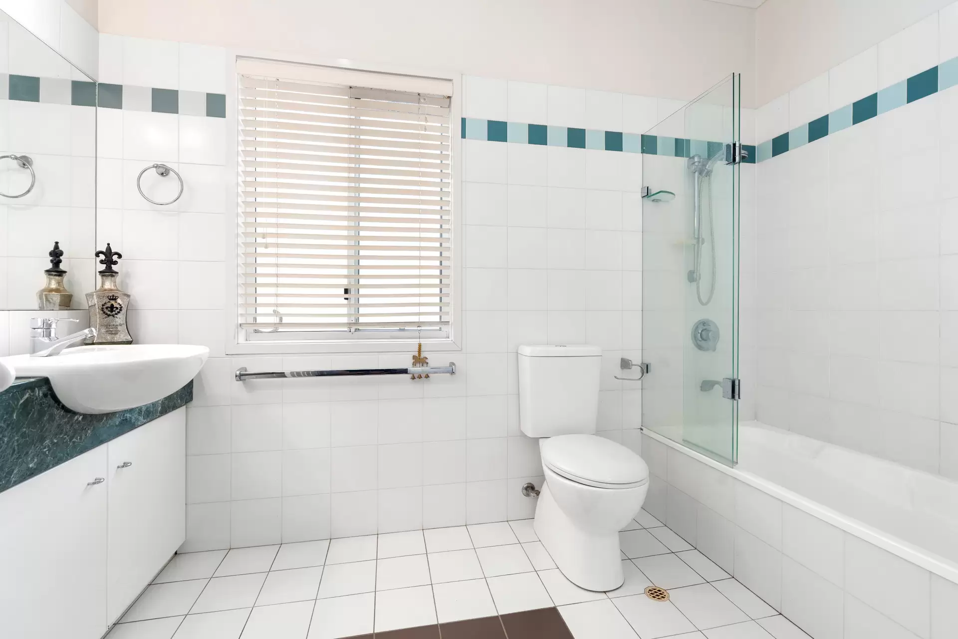 1/76 Miles Street, Hawthorne Sold by Queensland Sotheby's International Realty - image 1