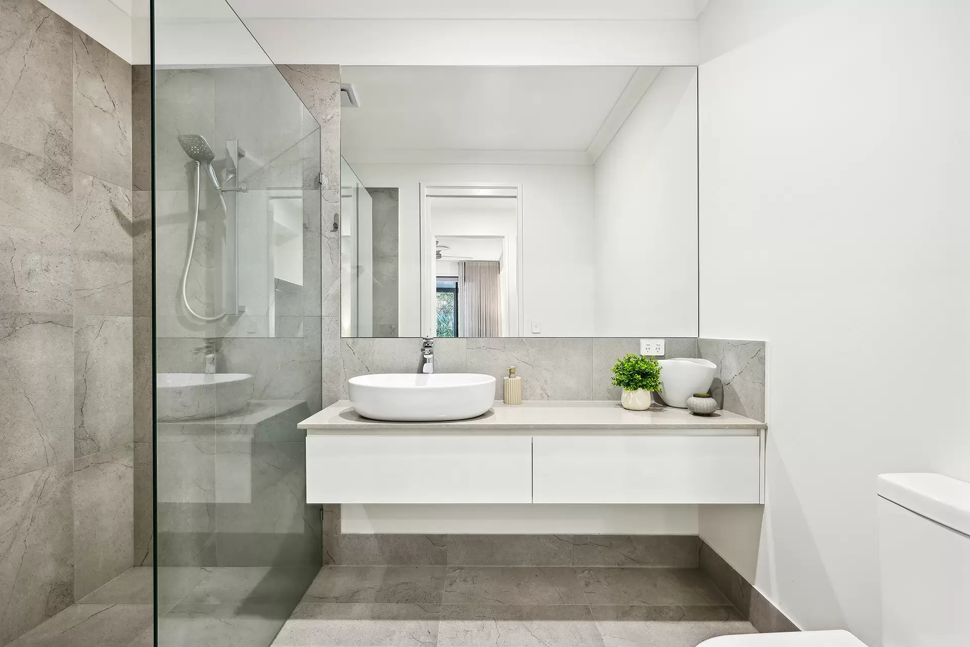 1062B Lakeview Terrace, Benowa Sold by Queensland Sotheby's International Realty - image 1