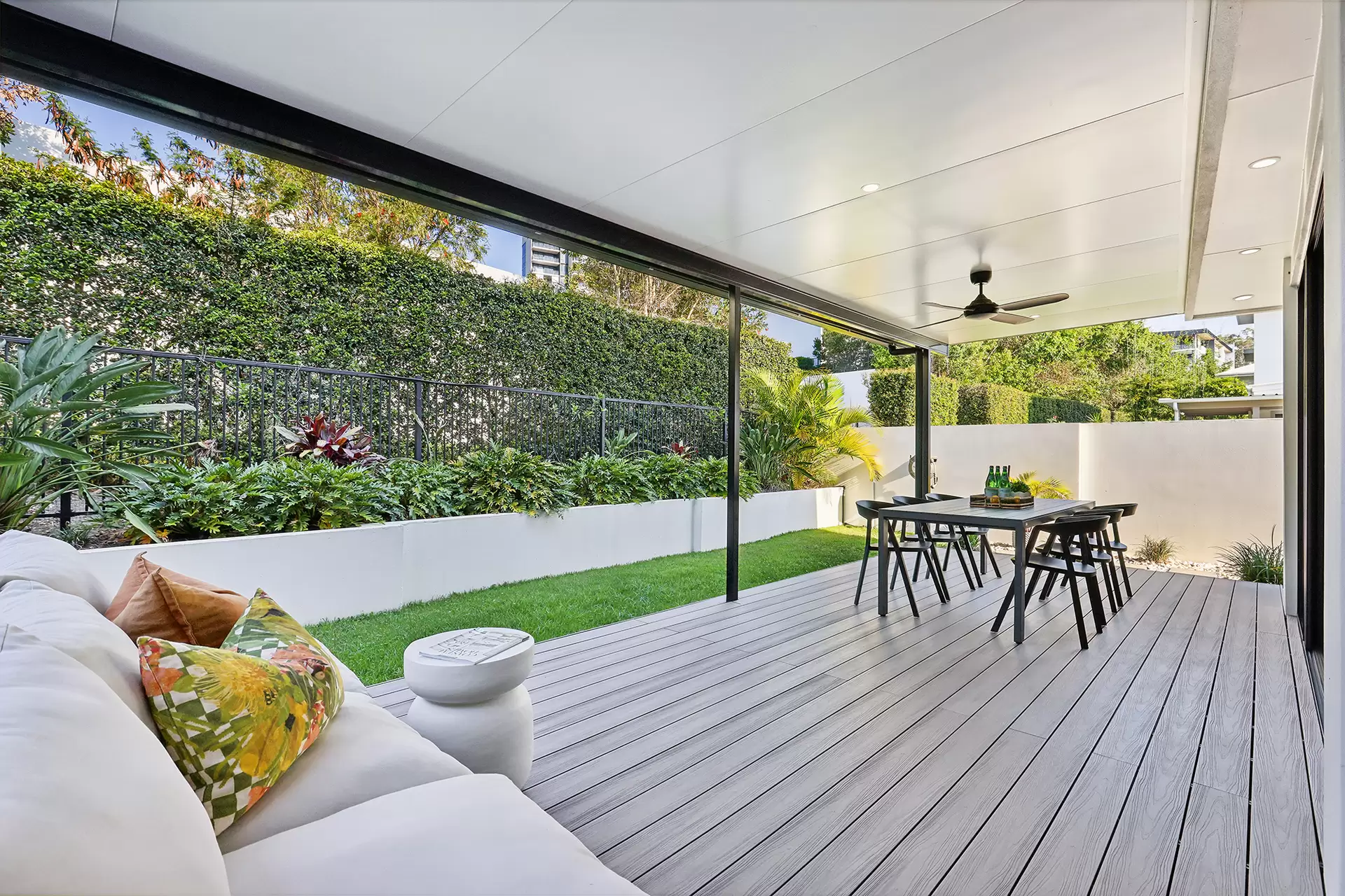 1062B Lakeview Terrace, Benowa Sold by Queensland Sotheby's International Realty - image 1