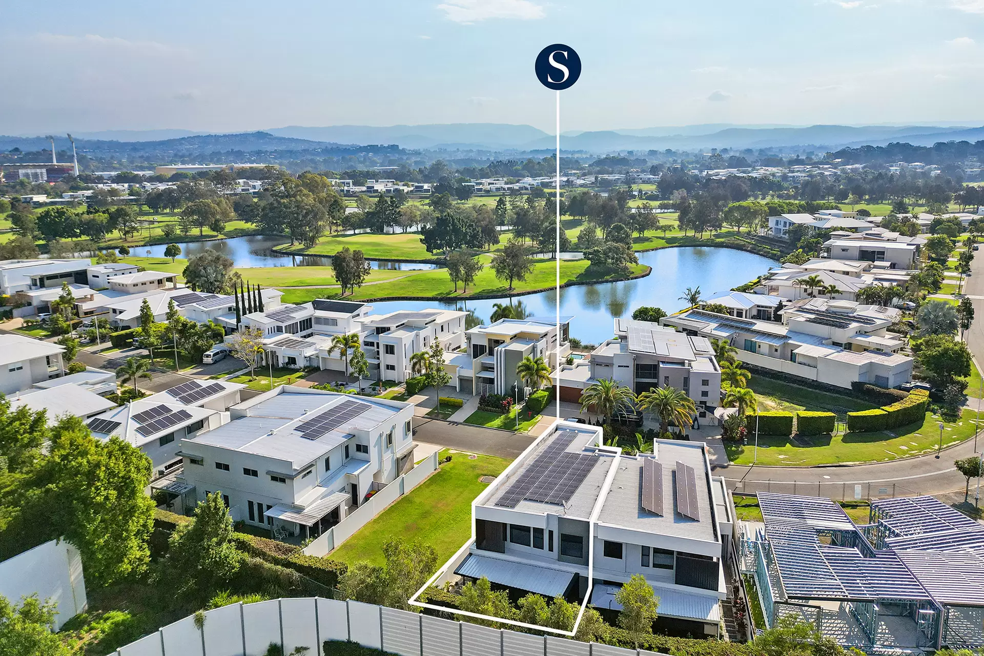 1062B Lakeview Terrace, Benowa Sold by Queensland Sotheby's International Realty - image 1
