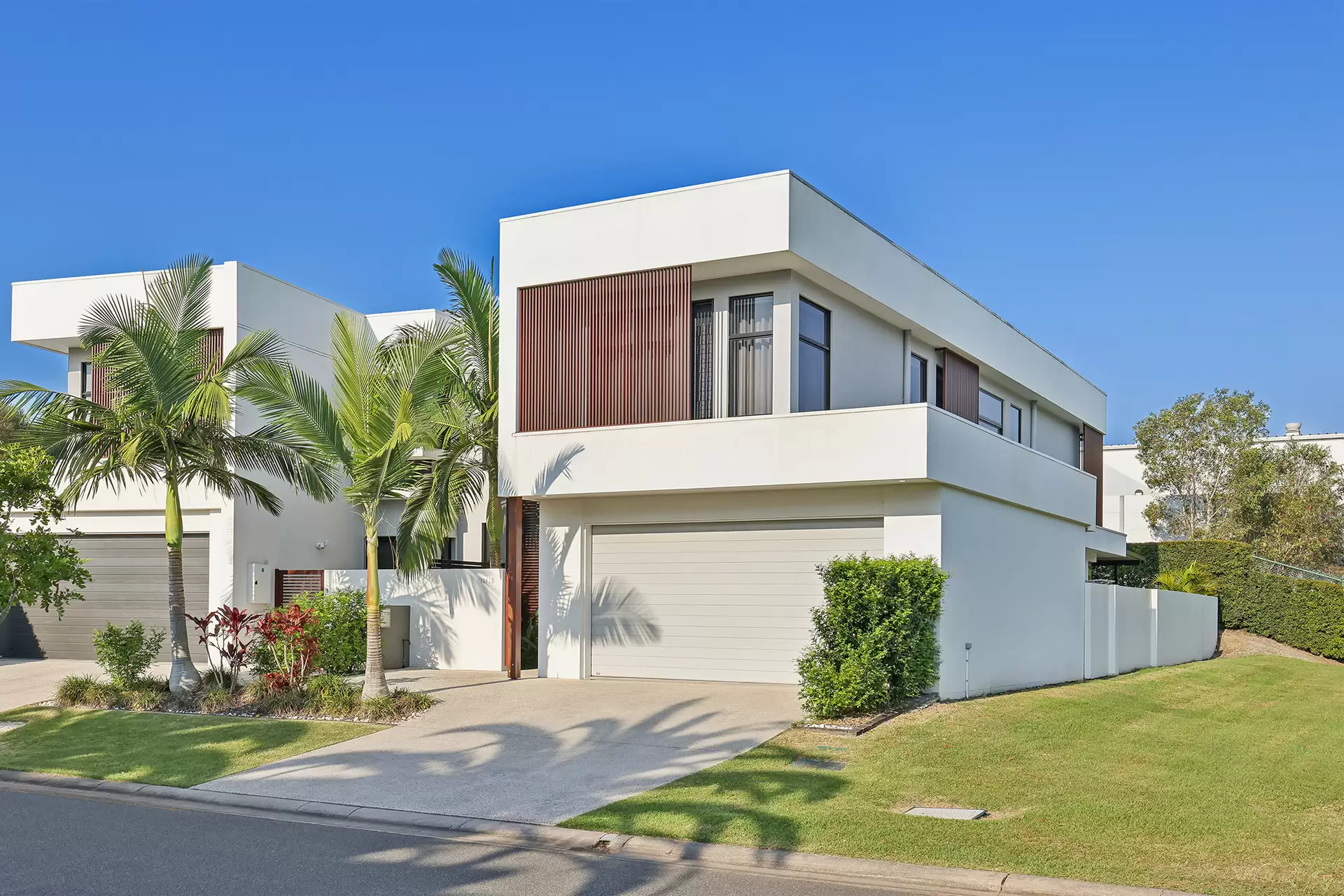 1062B Lakeview Terrace, Benowa Sold by Queensland Sotheby's International Realty - image 1