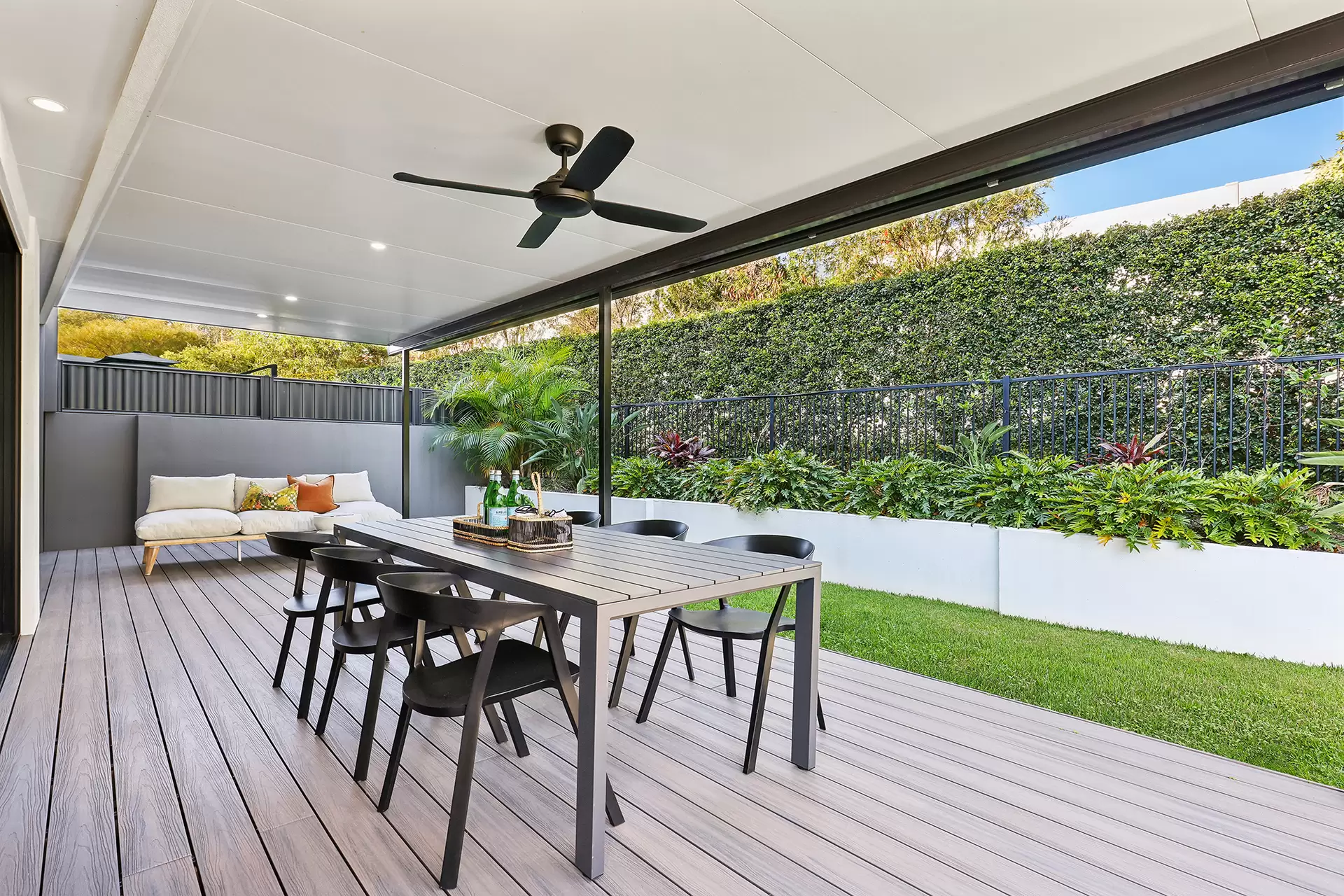 1062B Lakeview Terrace, Benowa Sold by Queensland Sotheby's International Realty - image 1
