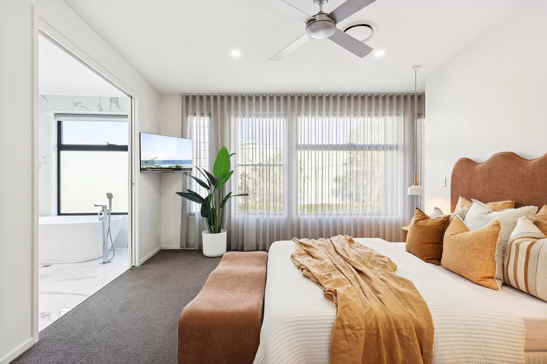 1062B Lakeview Terrace, Benowa Sold by Queensland Sotheby's International Realty - image 1