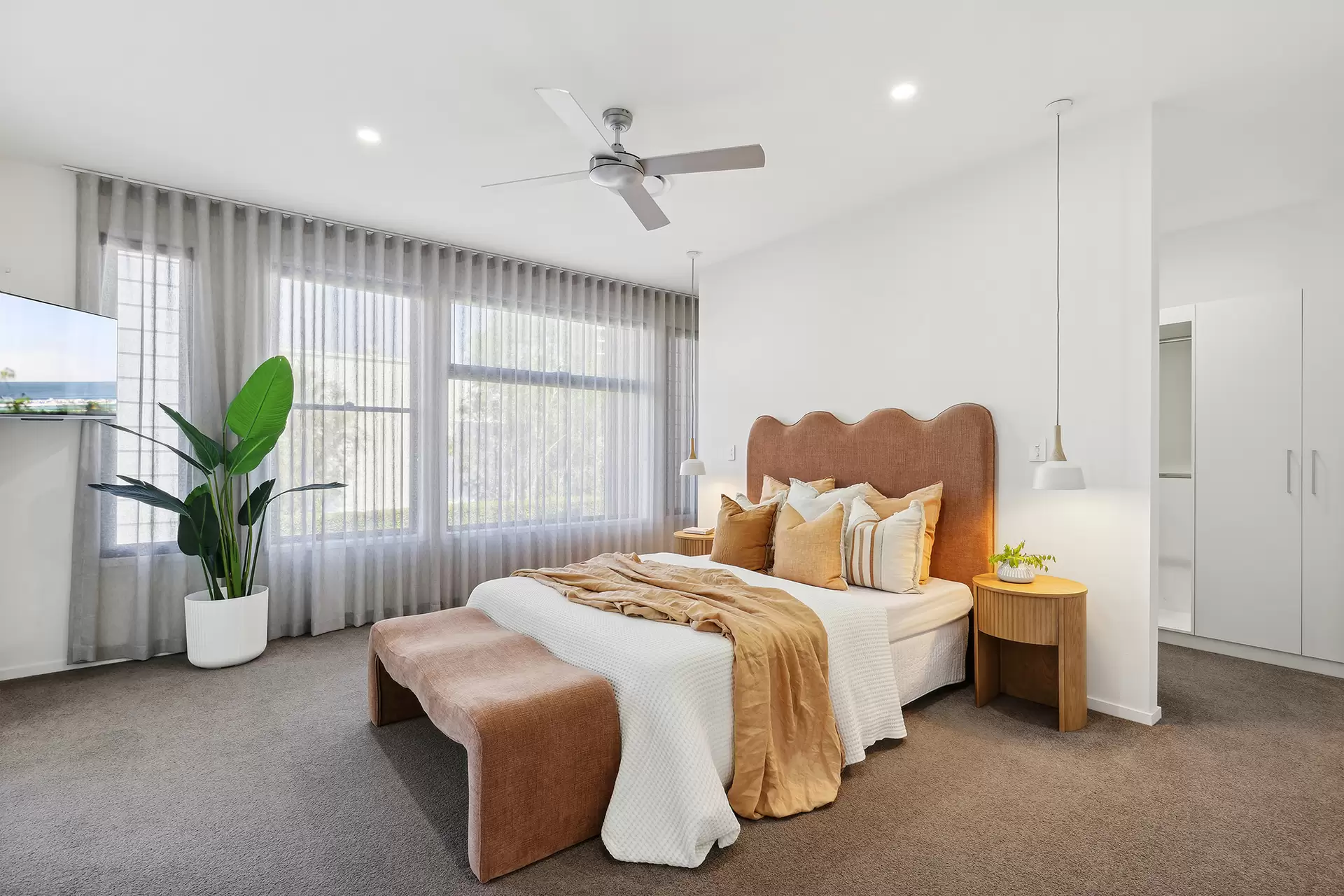 1062B Lakeview Terrace, Benowa Sold by Queensland Sotheby's International Realty - image 1