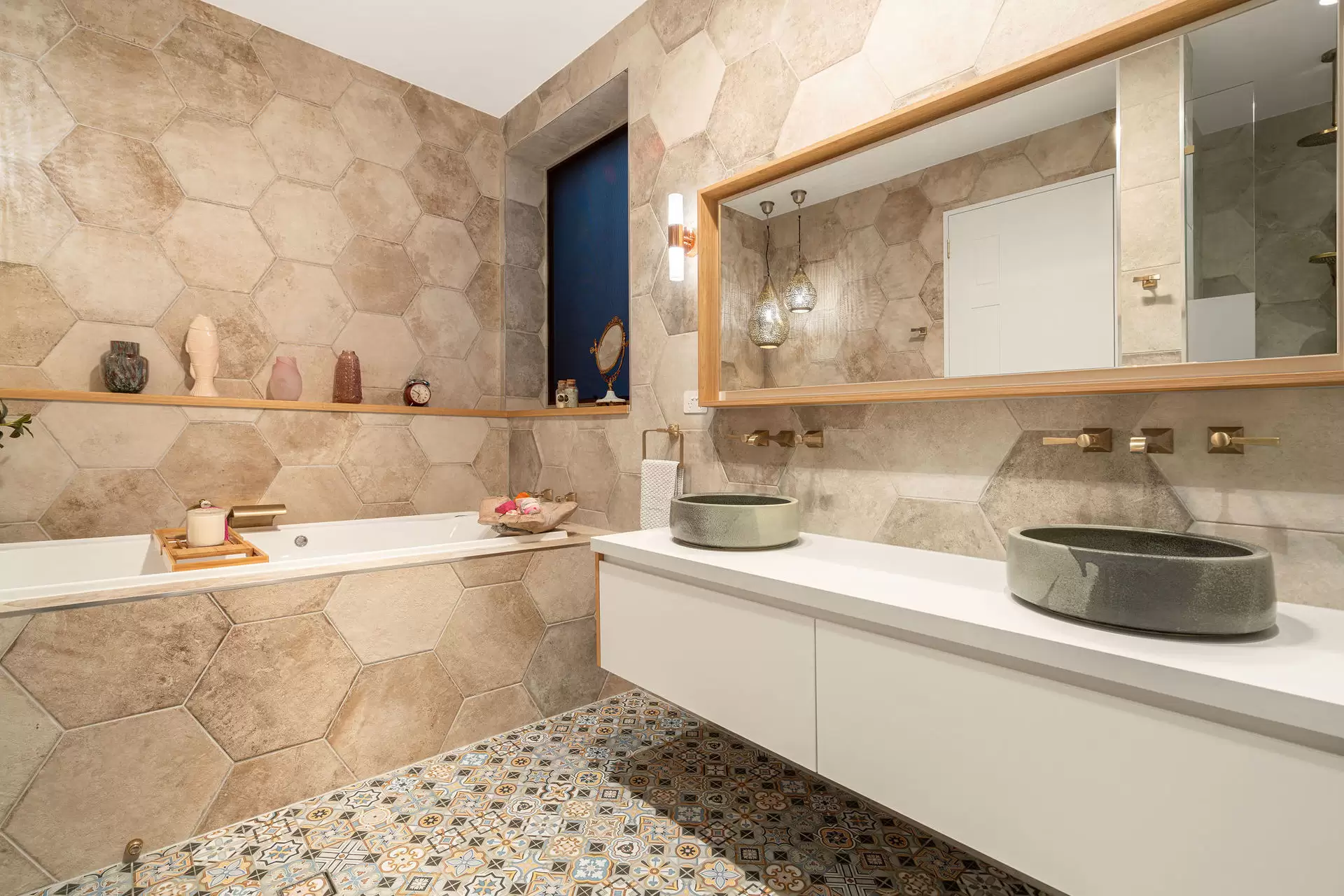 44 Wellington Street, Manly Sold by Queensland Sotheby's International Realty - image 1