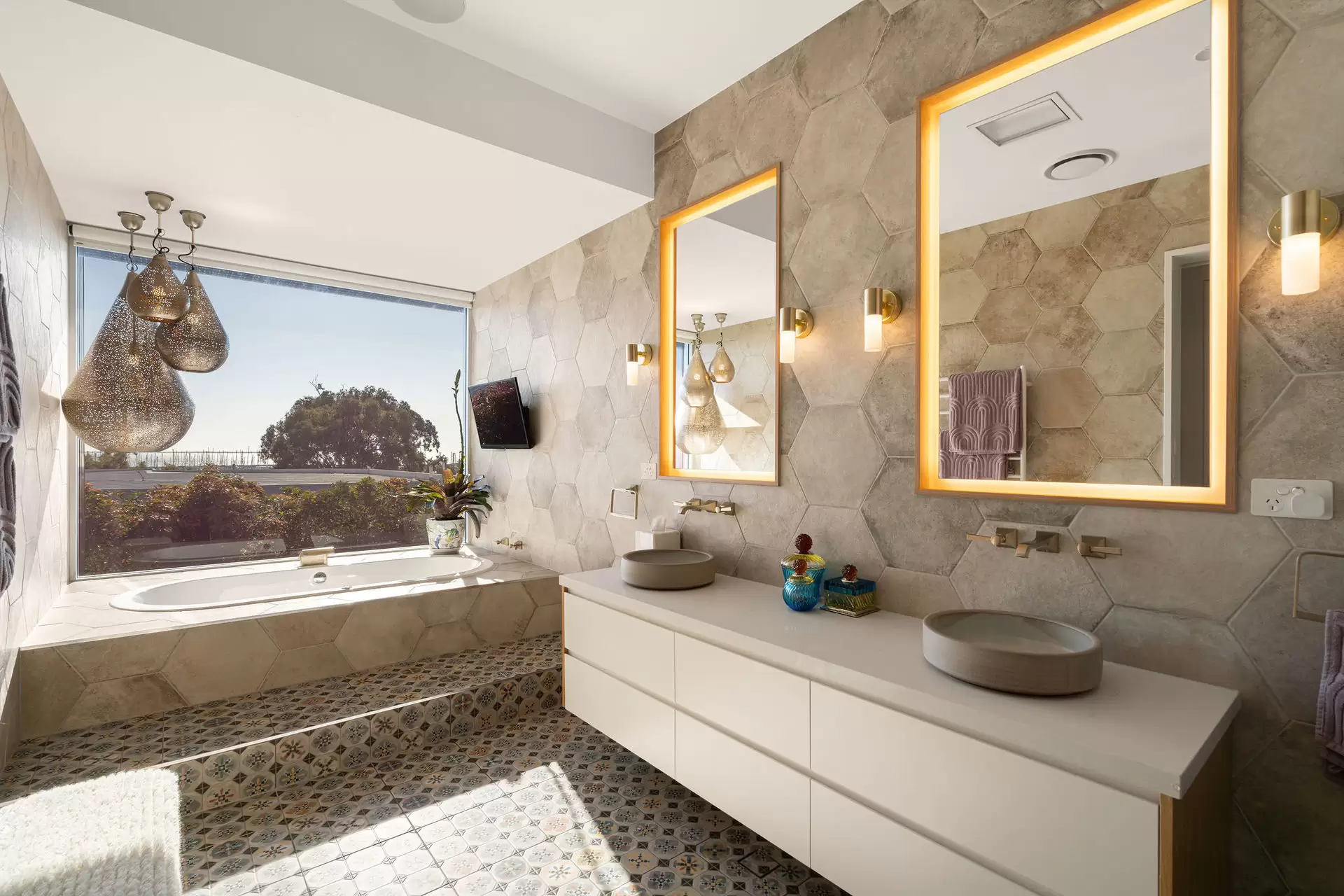 44 Wellington Street, Manly Sold by Queensland Sotheby's International Realty - image 1