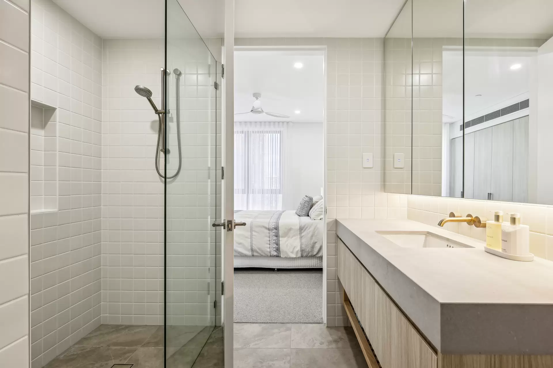 6/24 Woodroffe Avenue, Main Beach Sold by Queensland Sotheby's International Realty - image 1