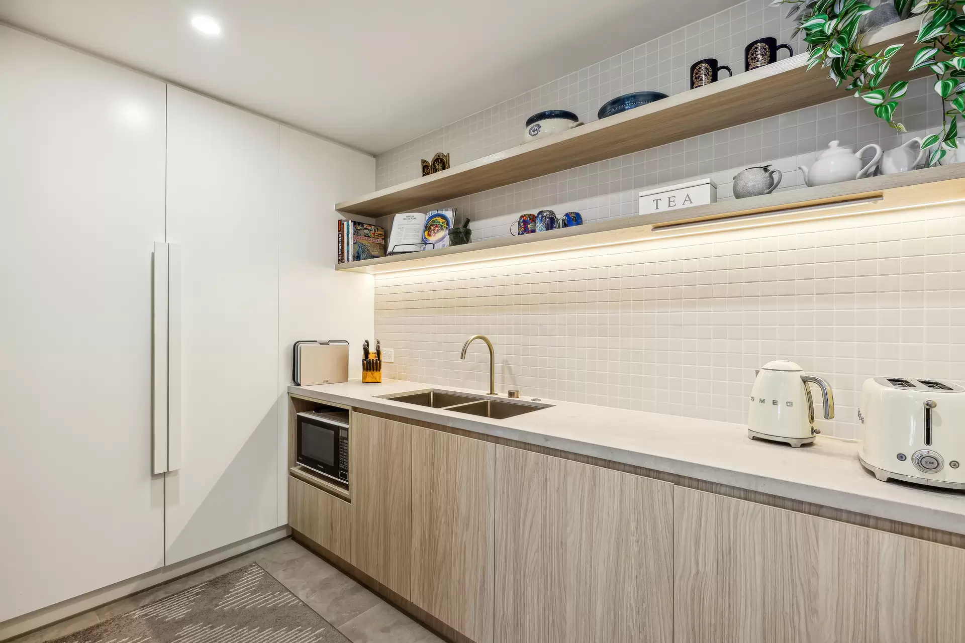 6/24 Woodroffe Avenue, Main Beach Sold by Queensland Sotheby's International Realty - image 1