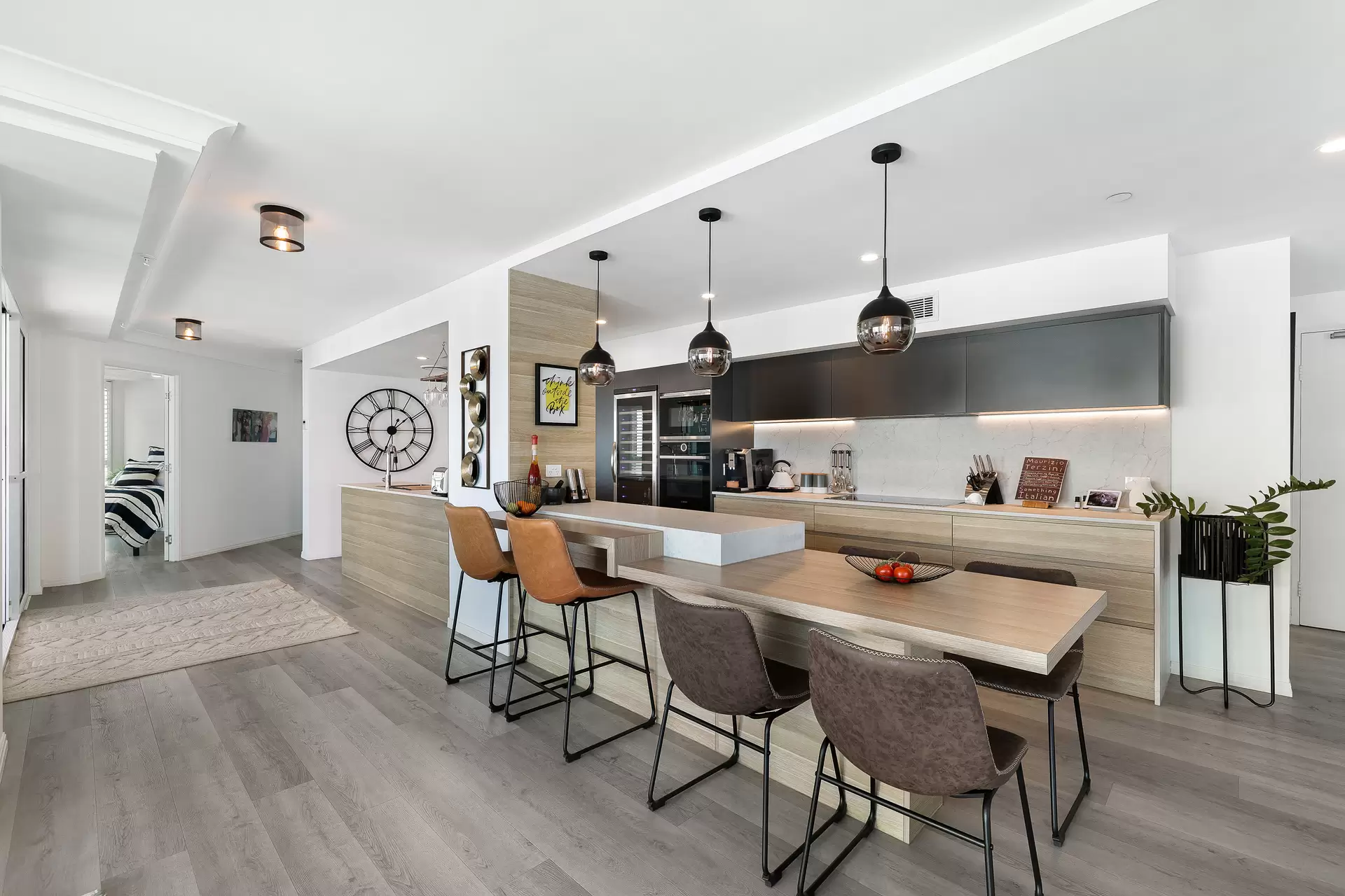 49/20 Cronin Avenue, Main Beach Sold by Queensland Sotheby's International Realty - image 1
