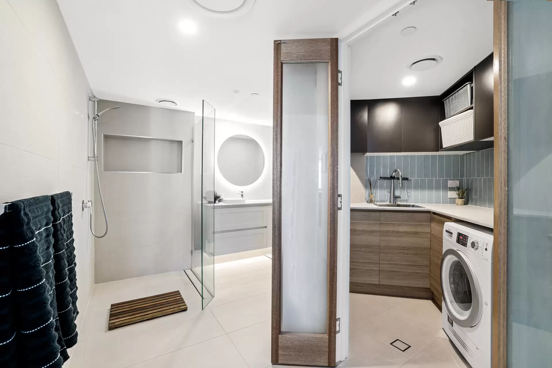 49/20 Cronin Avenue, Main Beach Sold by Queensland Sotheby's International Realty - image 1