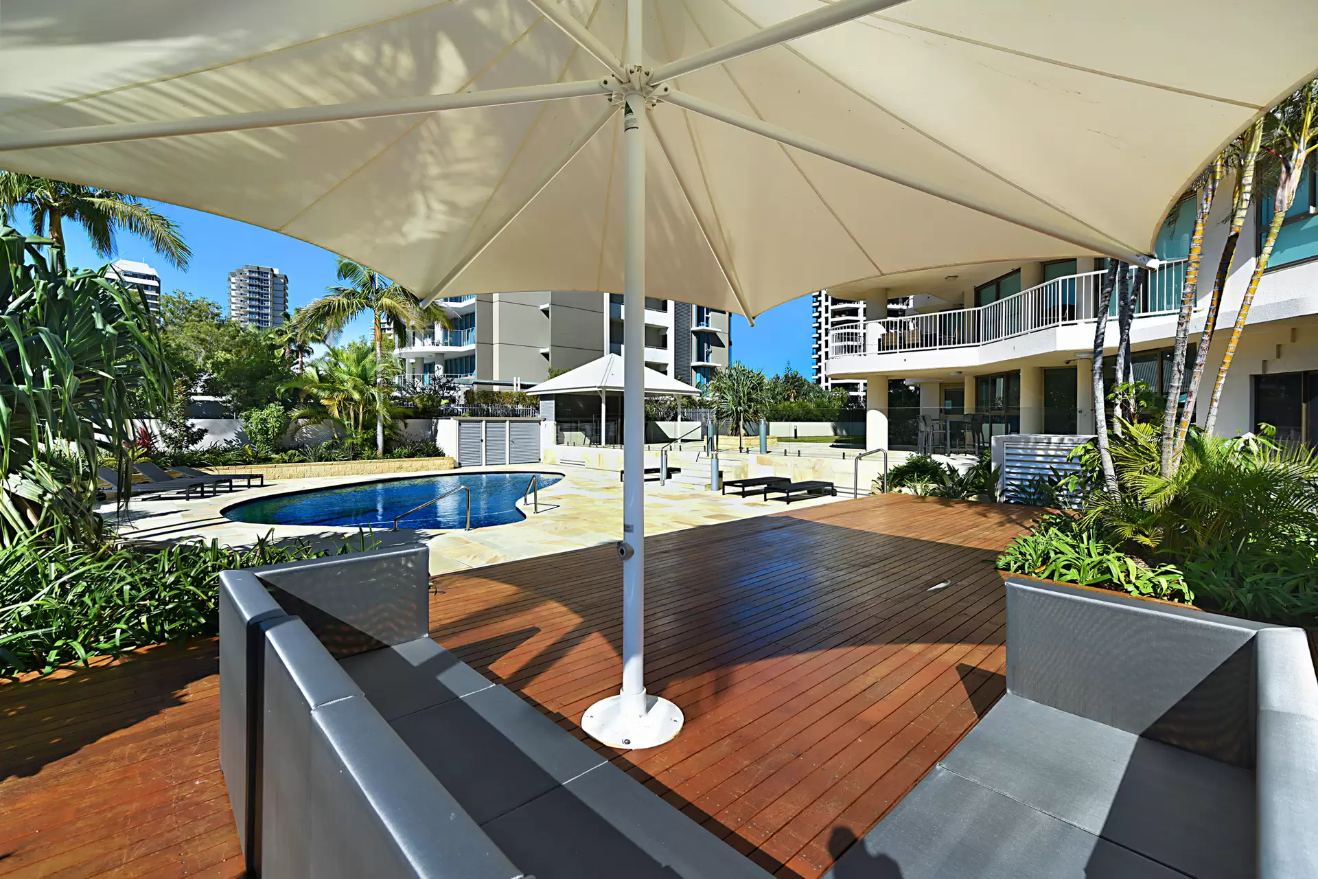 49/20 Cronin Avenue, Main Beach Sold by Queensland Sotheby's International Realty - image 1