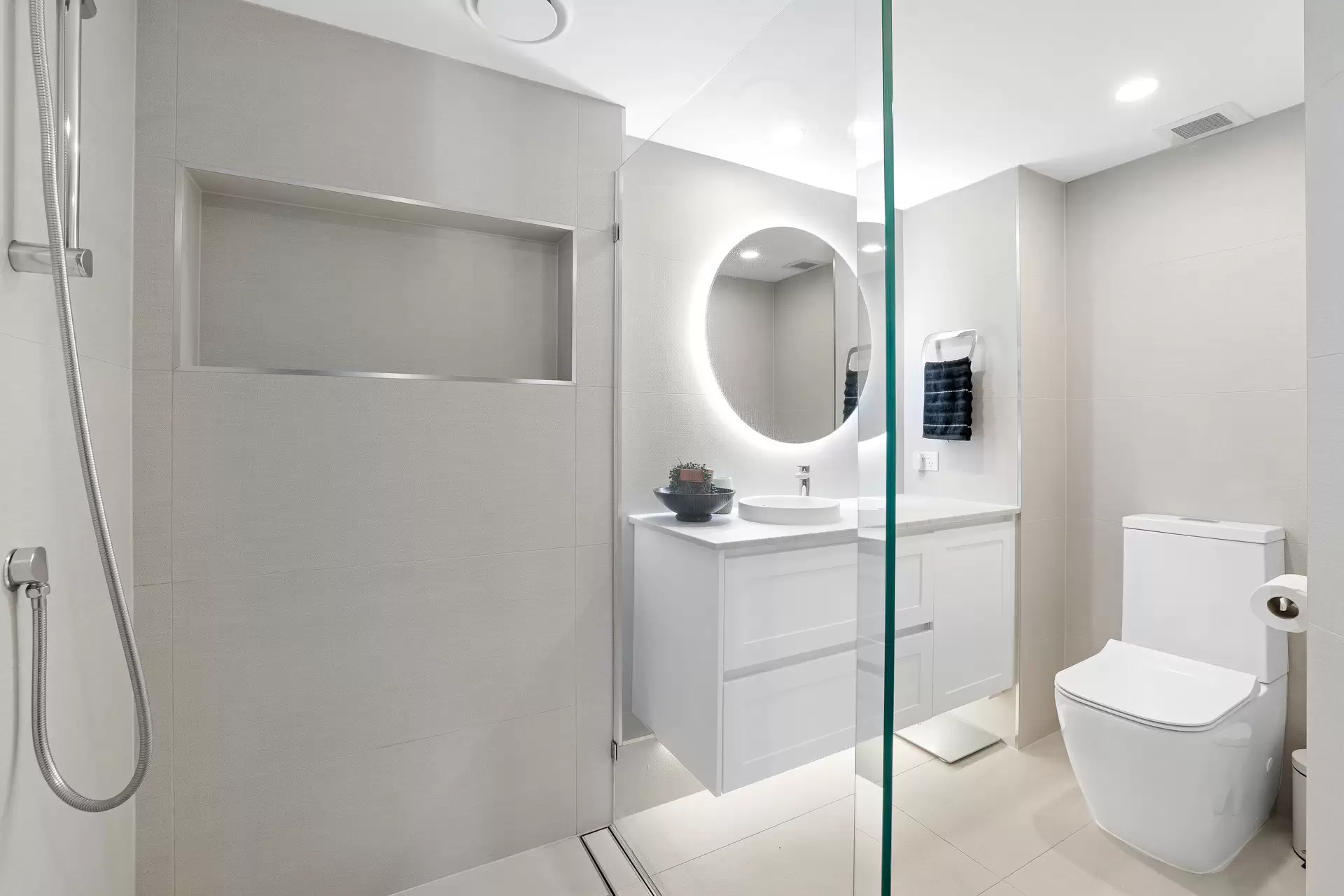49/20 Cronin Avenue, Main Beach Sold by Queensland Sotheby's International Realty - image 1