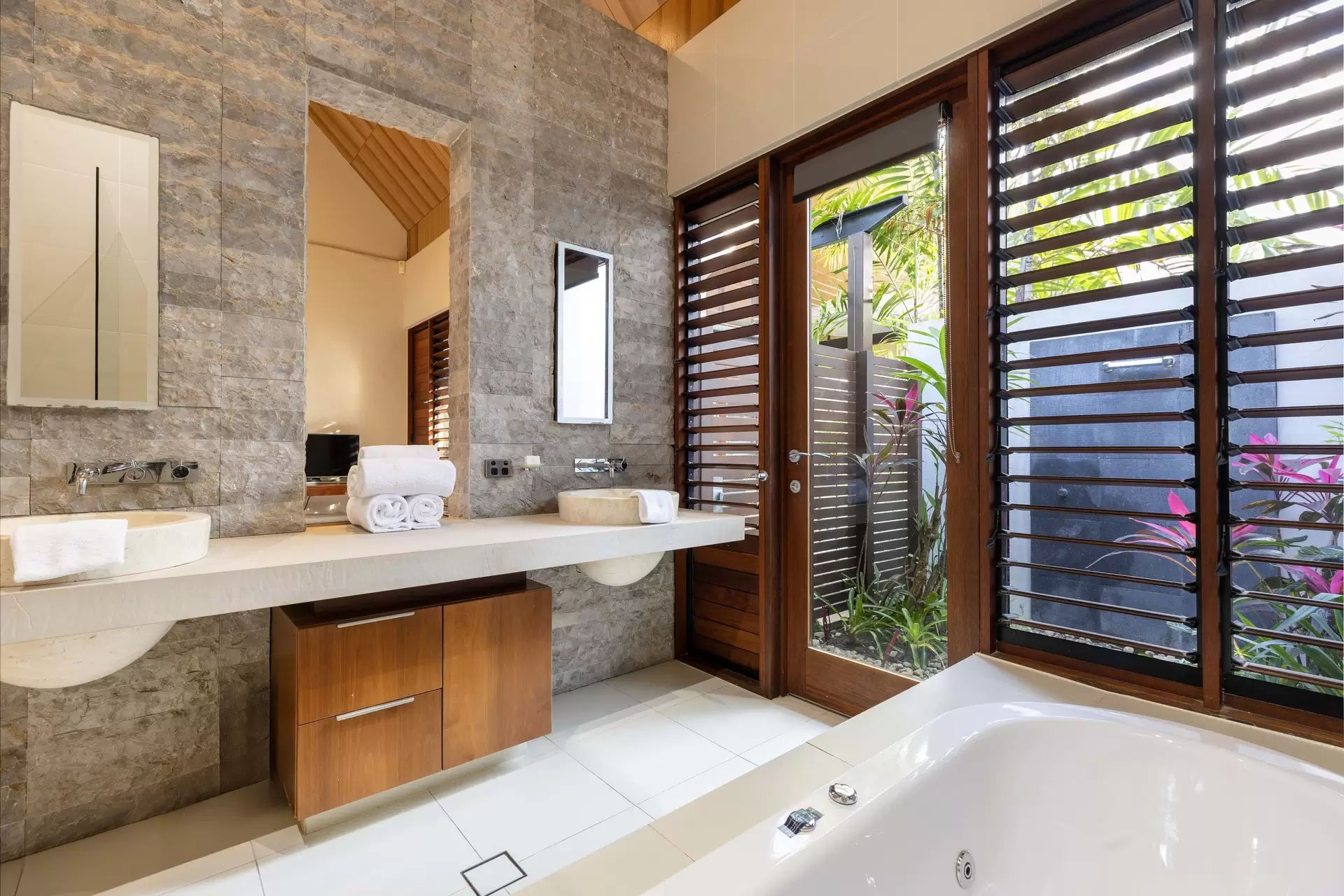 11 Bale Drive, Port Douglas Sold by Queensland Sotheby's International Realty - image 1